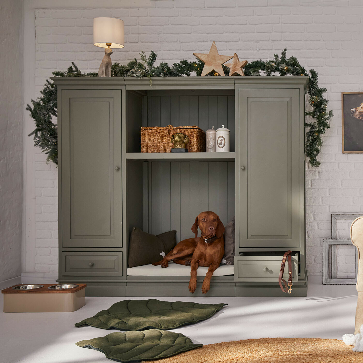 Armadio per animali Stoneleighs Armadio grigio in legno con spazio per cane e decorazioni natalizie in soggiorno luminoso