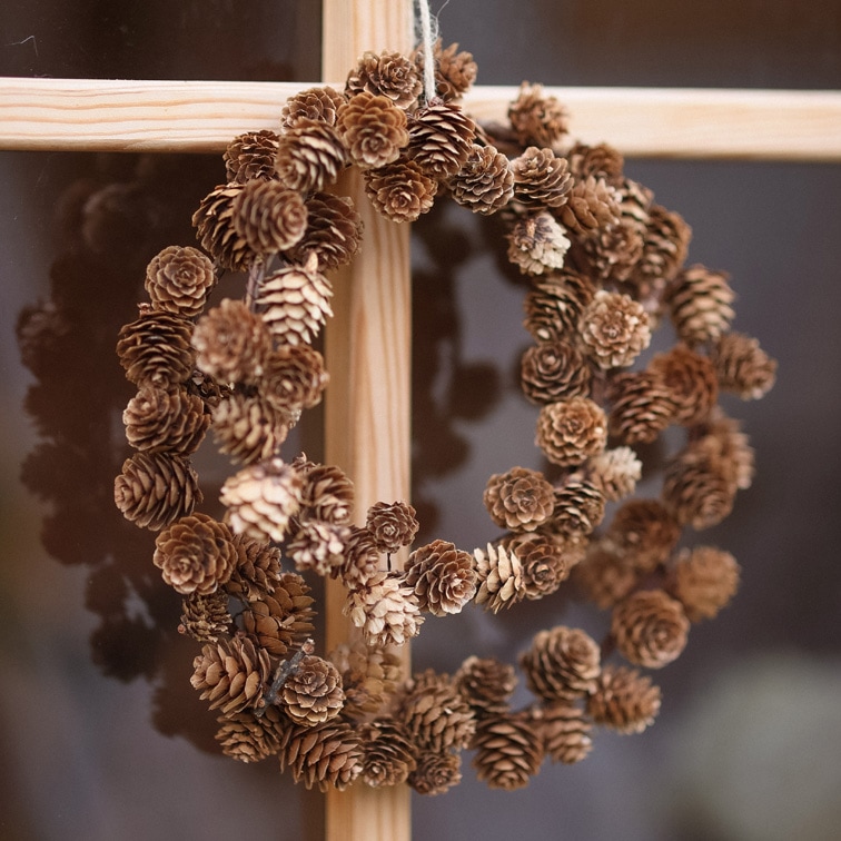 Corona decorativa di pigne naturali marroni, ornamento rustico per porta o parete