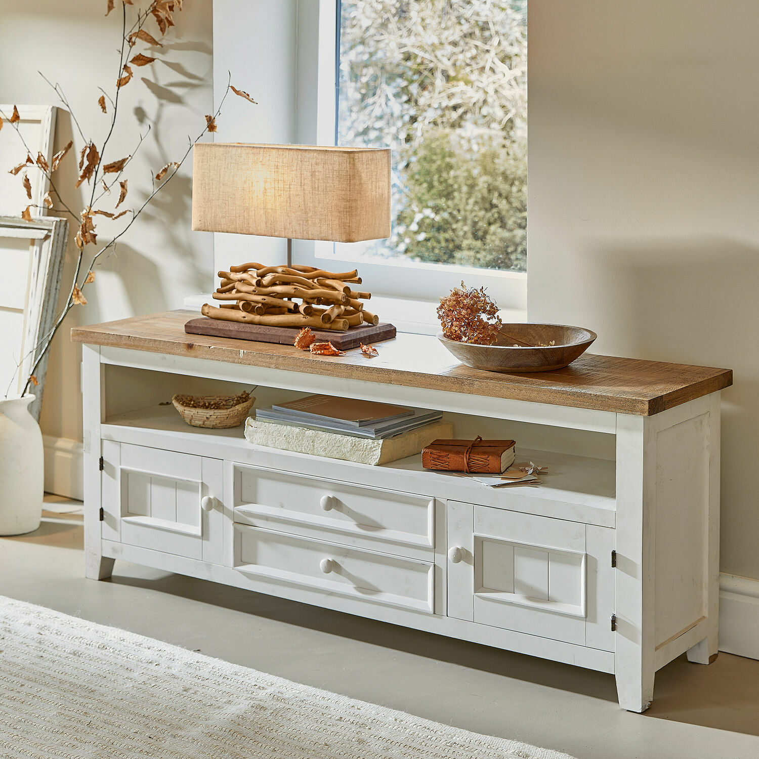 Credenza Yukon Madia bianca in legno con ripiani e cassetti, piano in legno naturale, mobile soggiorno