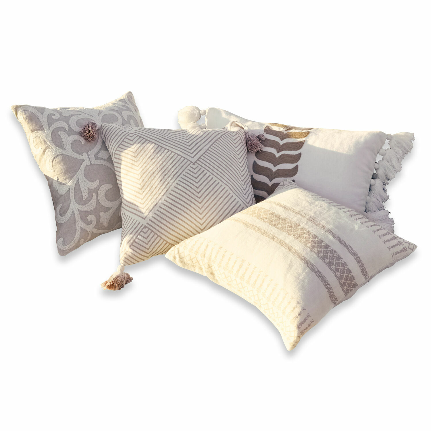 Set di 4 copricuscini Olette Set di quattro cuscini decorativi in cotone beige e crema con motivi e nappine per il soggiorno