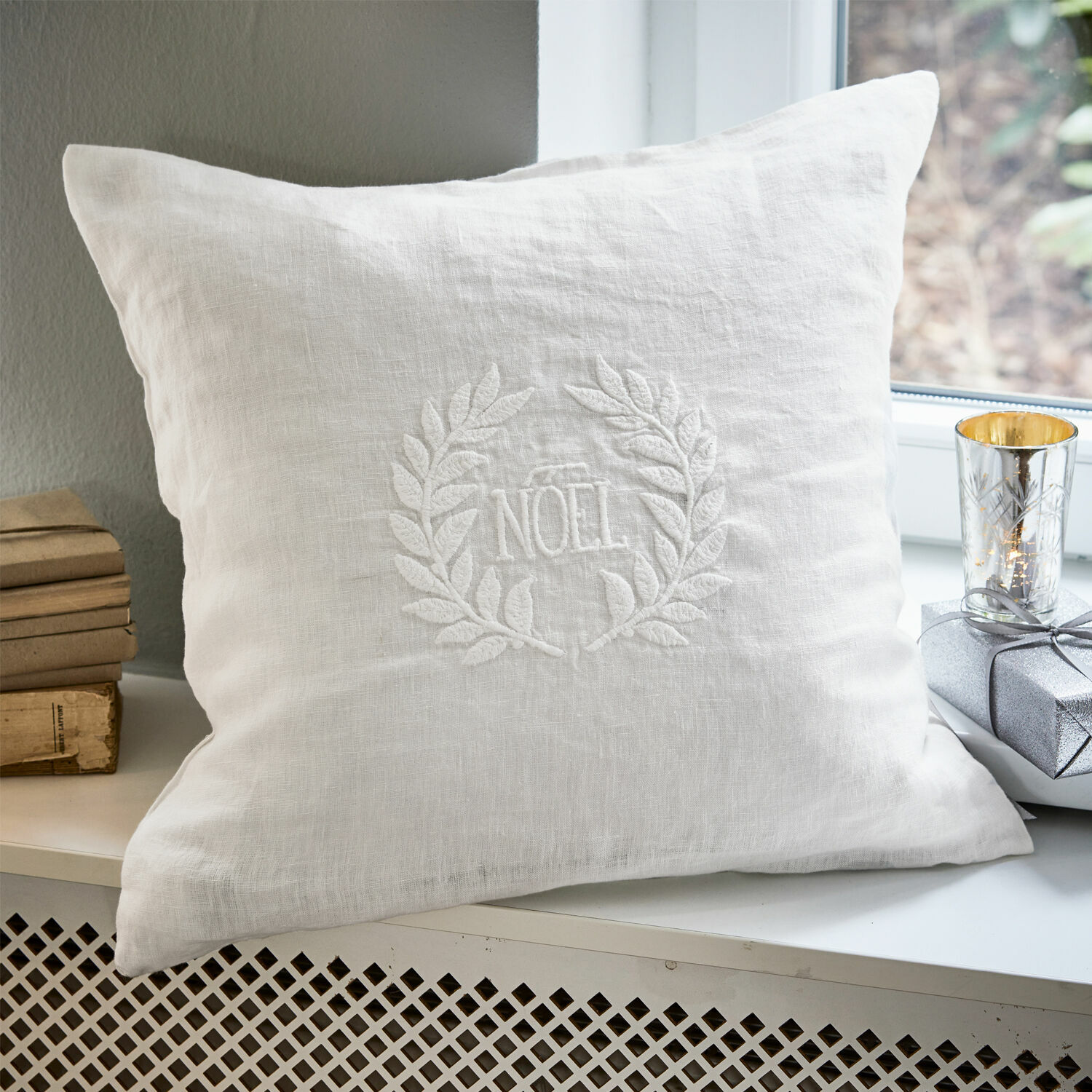 Copricuscino Noel Federa bianca in lino con ricamo NOEL e corona decorativa, accessorio natalizio per la casa