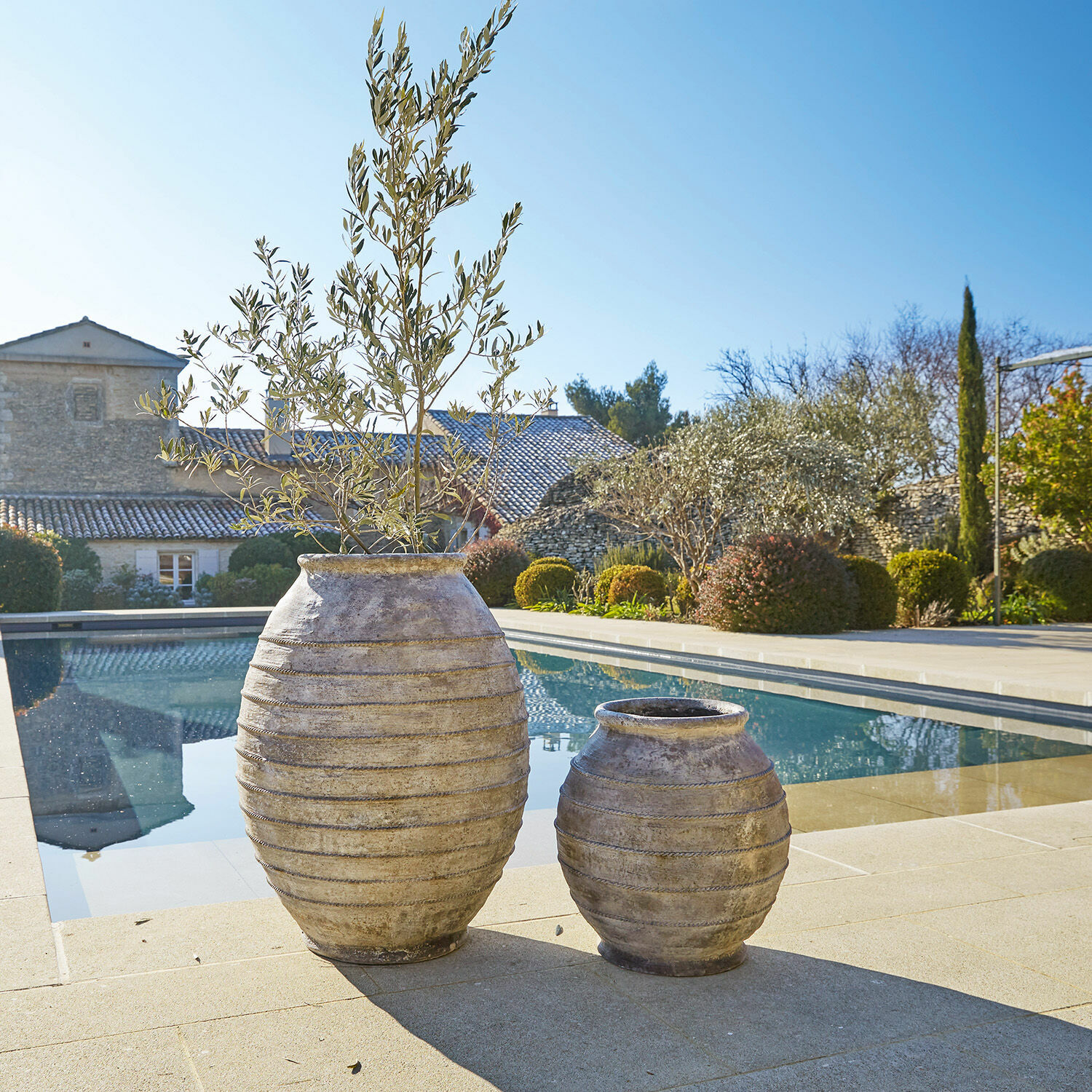 Coppia di portavasi Aulan Due grandi vasi in terracotta beige vicino alla piscina, vasi decorativi da giardino