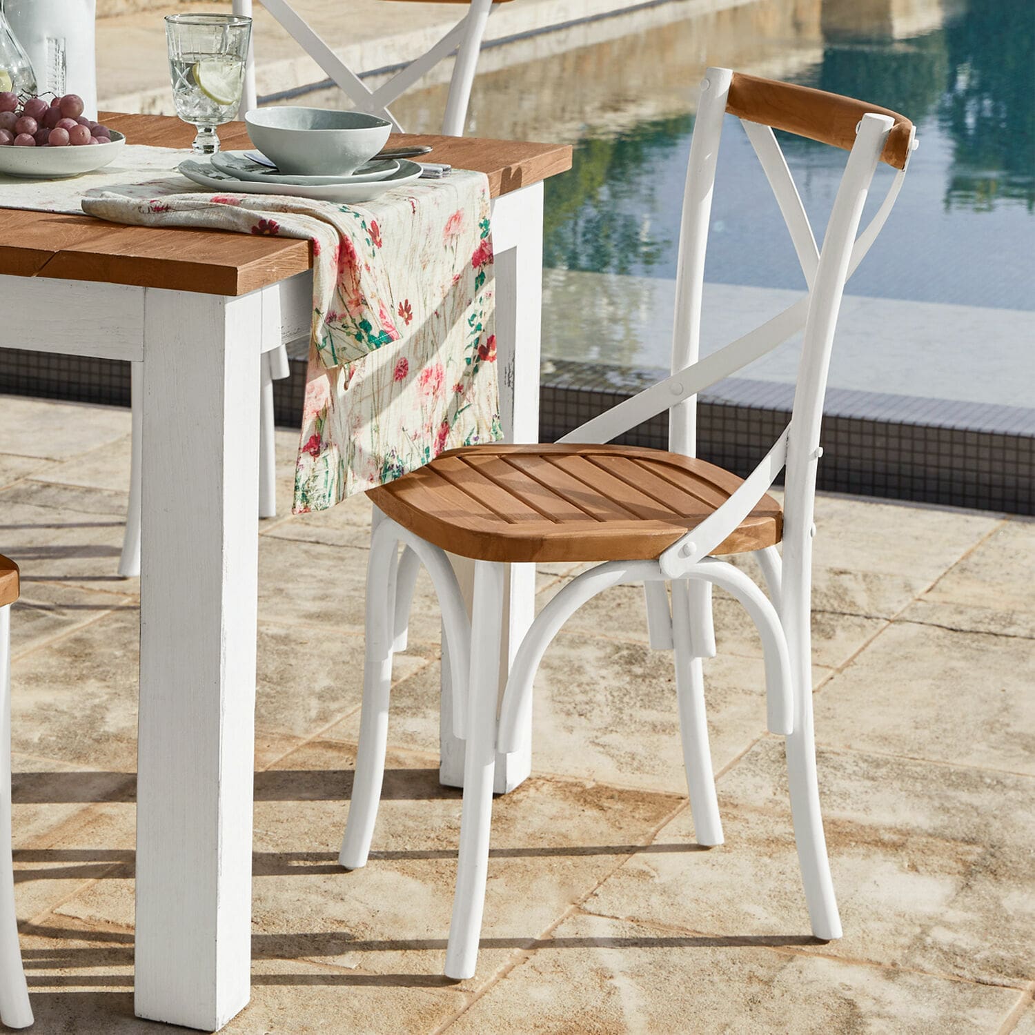 Sedia Kirkdale Sedia da giardino in metallo bianco con seduta in legno, stile rustico vicino alla piscina