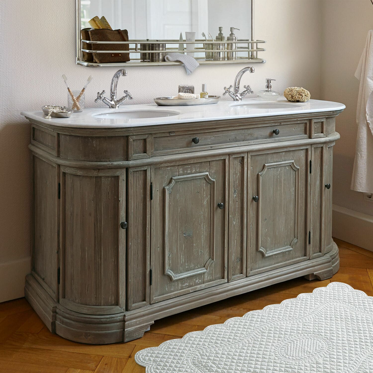 Mobile con doppio lavabo Pembroke Mobile bagno in legno stile vintage con piano in marmo bianco e doppio lavabo