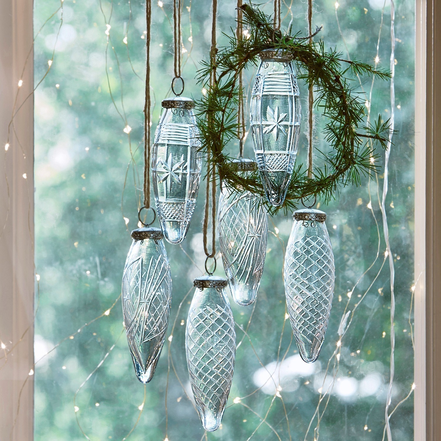 Set di 6 decorazioni natalizie Loulay Decorazioni natalizie in vetro trasparente con motivi appese a corde davanti a finestra con luci LED