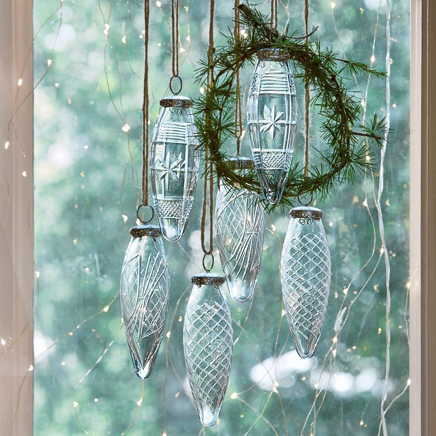 Set di 6 decorazioni natalizie Loulay Decorazioni natalizie in vetro trasparente con motivi appese a corde davanti a finestra con luci LED
