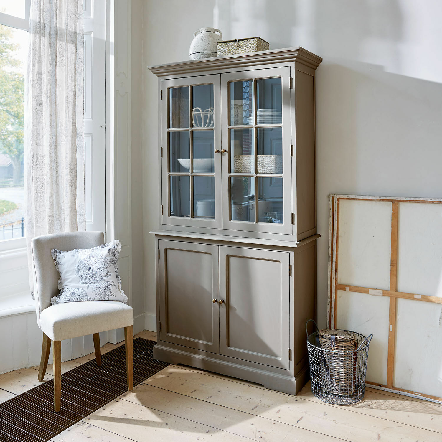 Credenza Rosebrook Vetrina in legno grigia con ante in vetro e ripiani in soggiorno luminoso