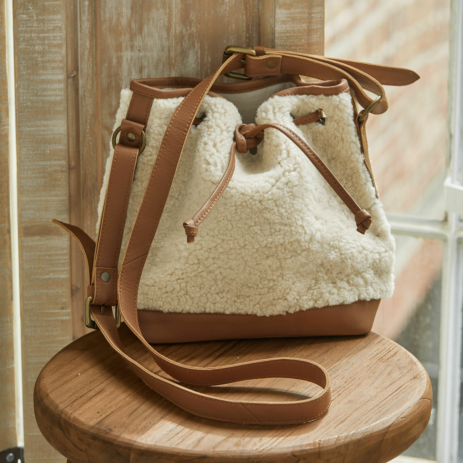 Borsa Bellaros Borsa a secchiello beige in pelle marrone e materiale morbido effetto lana d'agnello, accessorio alla moda