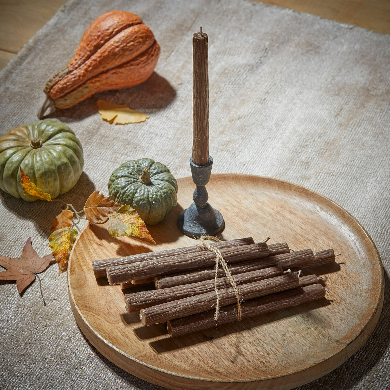 Set di 12 candele Calviano Candele marroni effetto legno su vassoio in legno con decorazioni di zucche e foglie, atmosfera autunnale