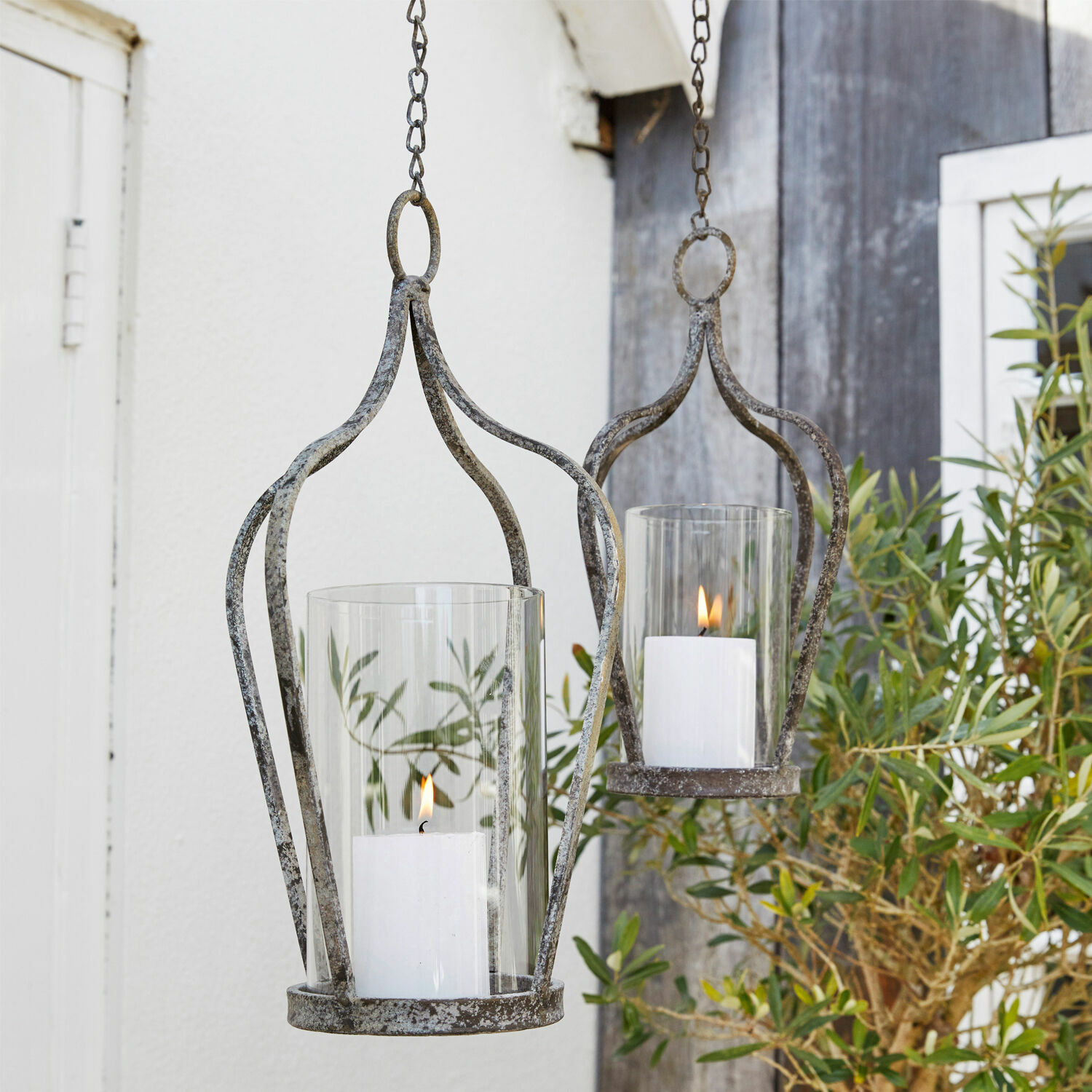 Coppia di lanterne da appendere Mikella Lanterna sospesa in metallo stile vintage con candele bianche e vetro per decorazione da giardino