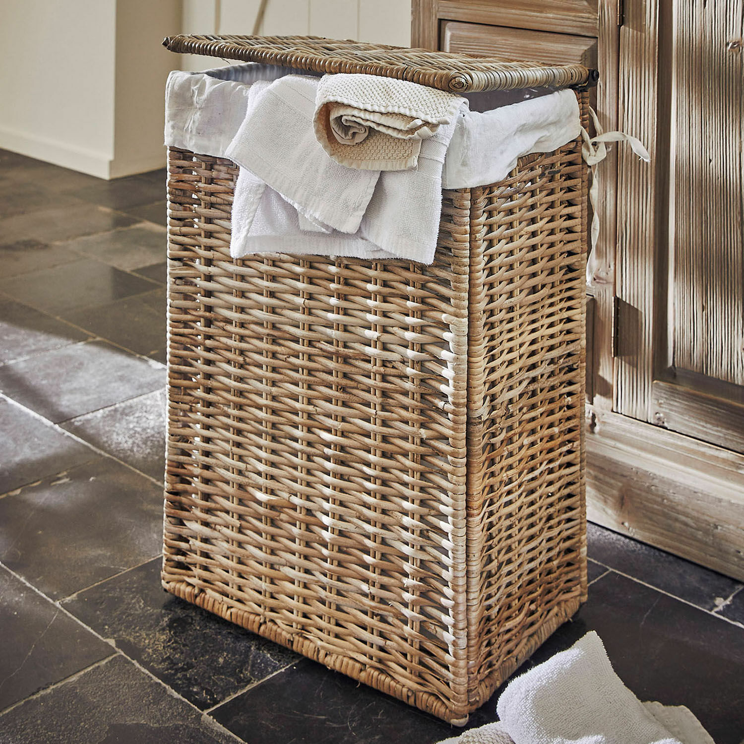 Cesto portabiancheria Marsac Cesto porta biancheria in rattan naturale con fodera bianca e asciugamani, pratico per il bagno