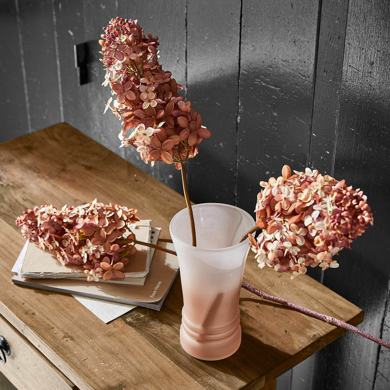 Set di 3 fiori decorativi Ylvi Vaso in vetro rosa opaco con fiori su tavolo in legno, decorazione d'interni