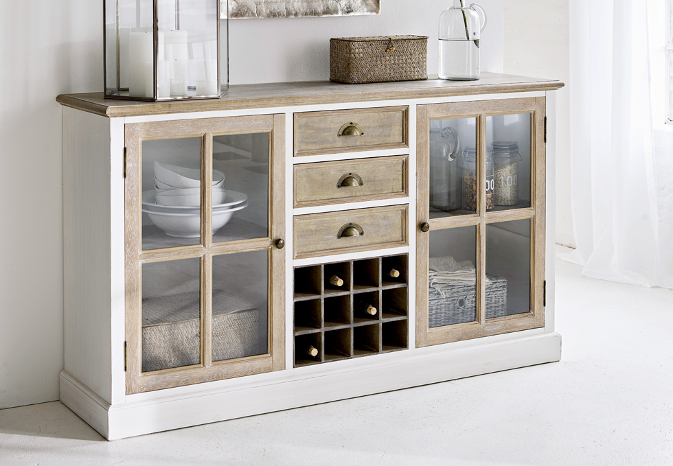 Credenza in stile country in legno bianco e naturale con ante in vetro e portabottiglie