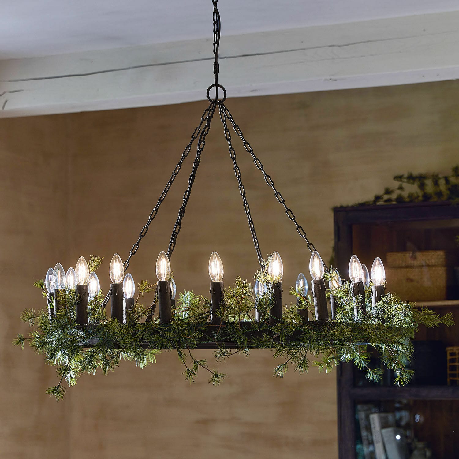 Lampadario Mahéru Lampadario sospeso in metallo con catene e decorazioni di rami verdi, illuminazione per soggiorno