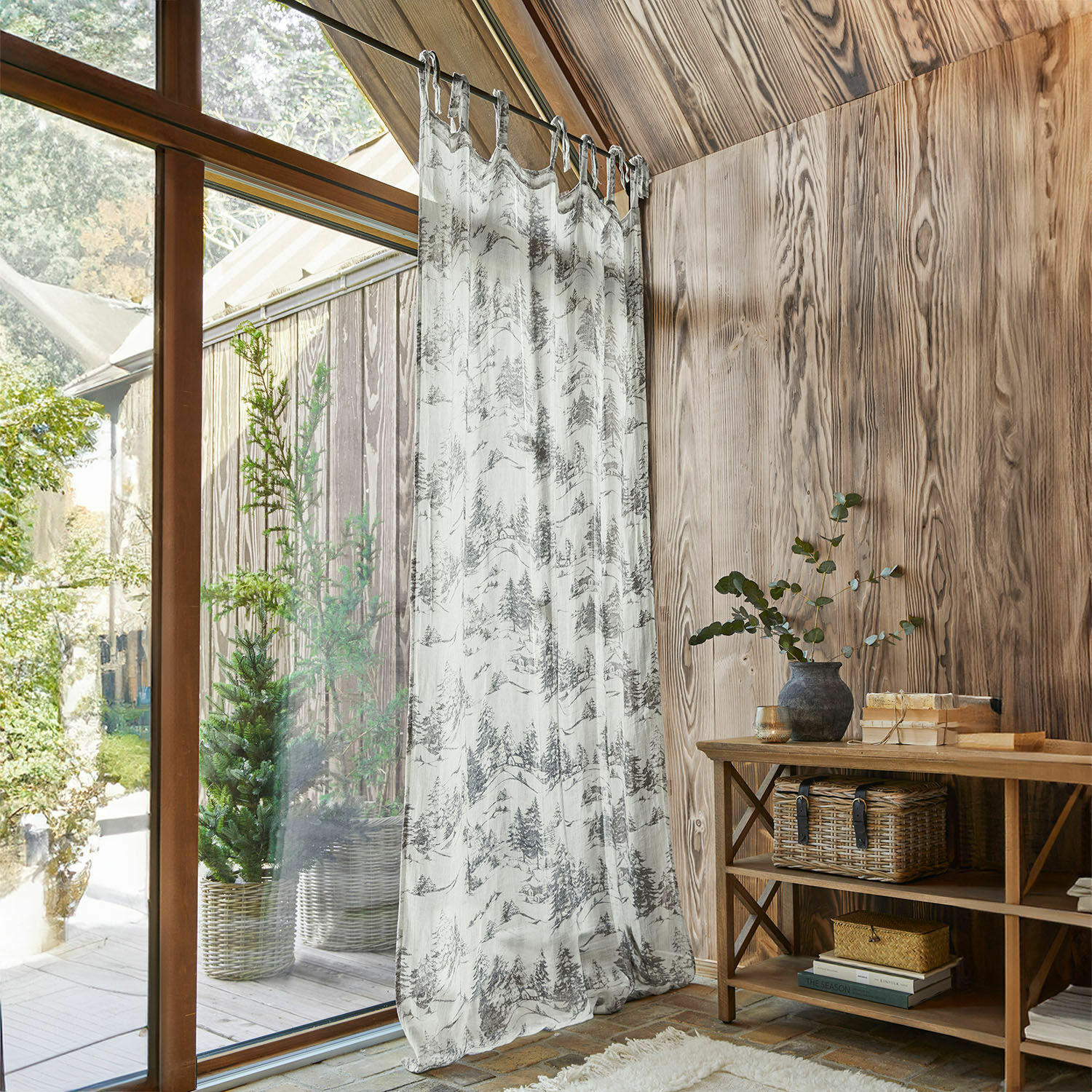 Tenda Héroux Tenda trasparente con motivo alberi in tonalità grigio-bianco in interno in legno con luce naturale