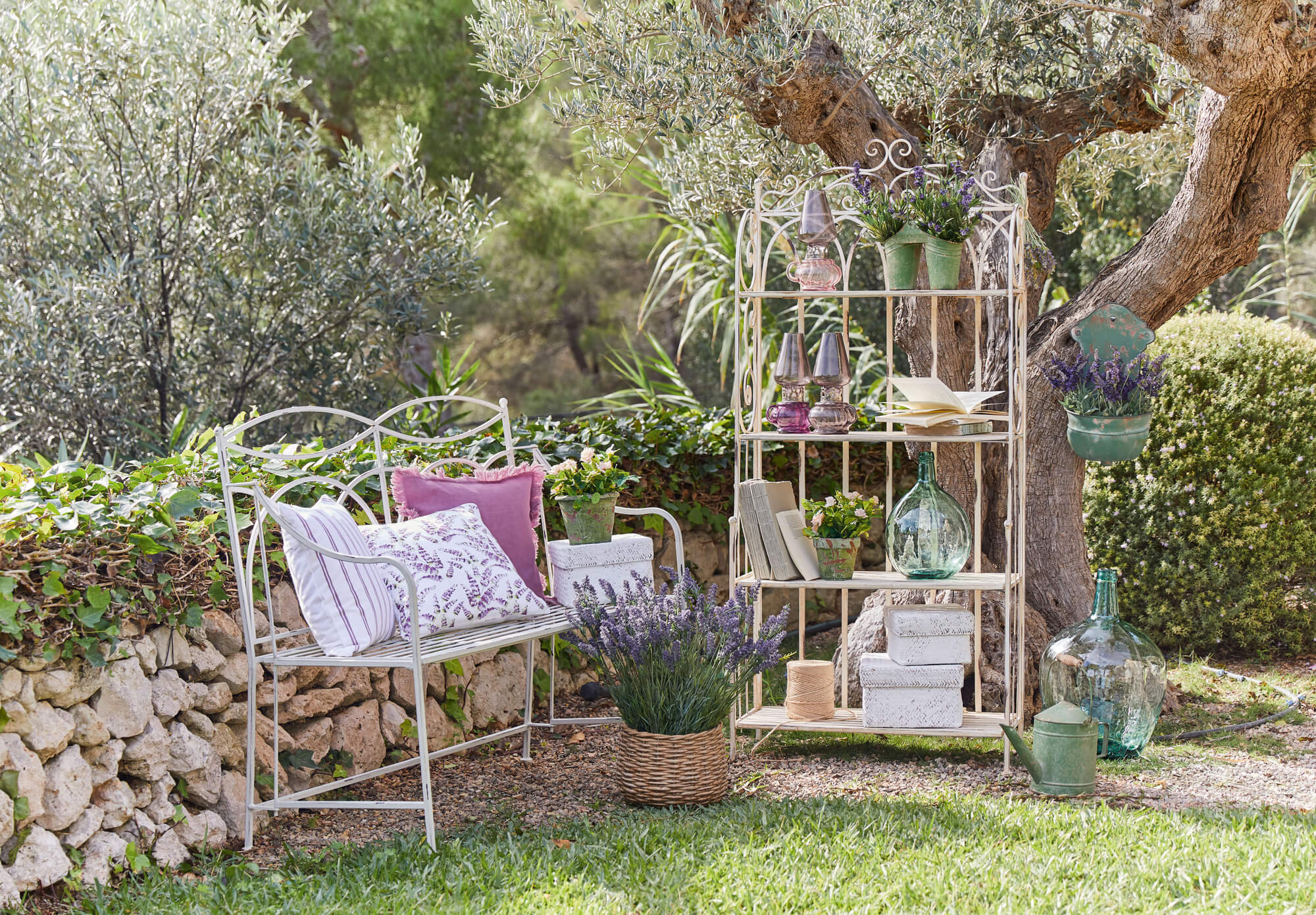 Scaffale e panca in metallo bianco in giardino con lavanda e decorazioni, mobili da giardino rustici