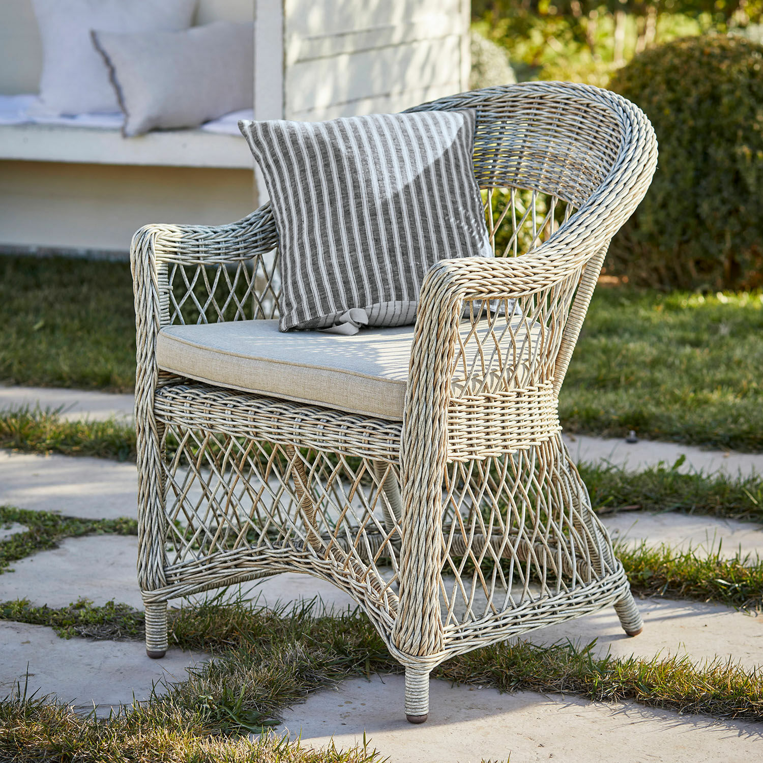 Poltrona Lézardrieux Poltrona da giardino in rattan chiaro con cuscino a righe, perfetta per il relax all'aperto