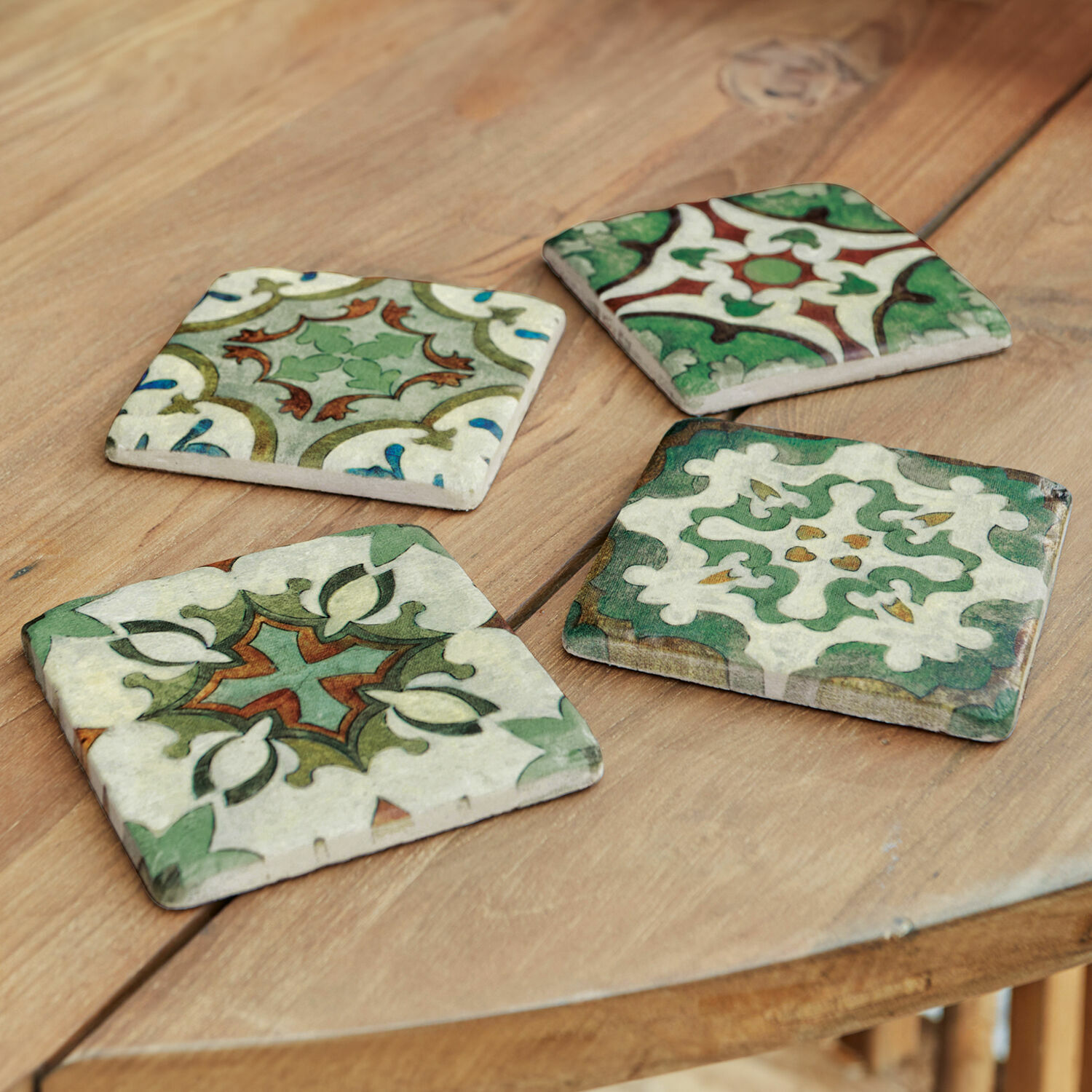 Set di 4 sottobicchieri Angeot Sottobicchieri in ceramica con motivo verde e marrone su tavolo in legno, accessori decorativi per la casa
