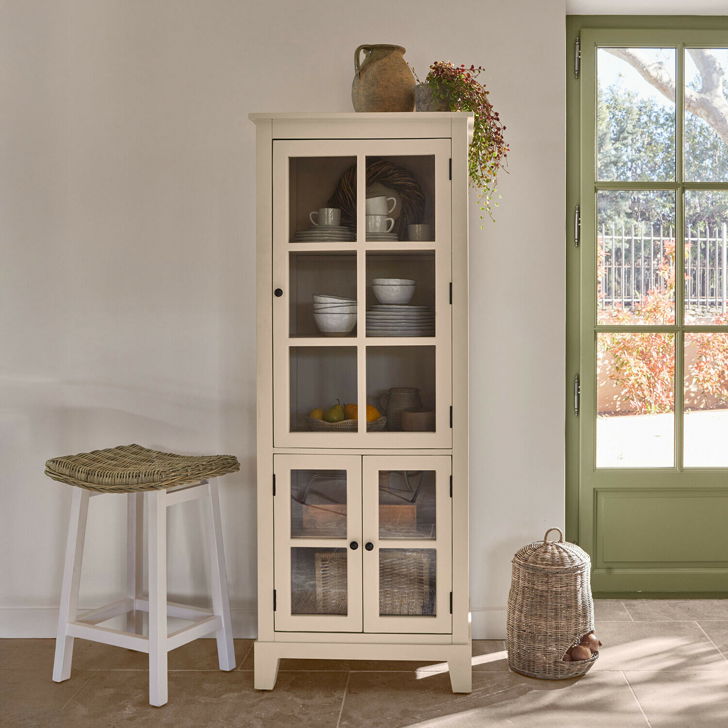 Credenza Domérise Vetrina in legno bianco con porte in vetro e decorazioni in ceramica in interno luminoso