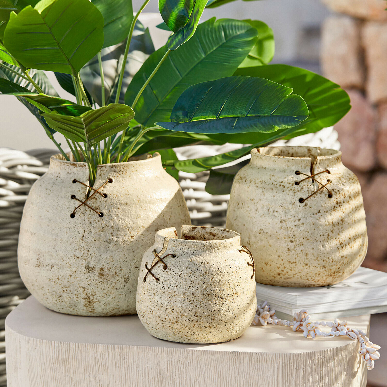 Set di 3 vasi Halvenby Set di tre vasi in ceramica color crema con lacci decorativi, arredo elegante per interni
