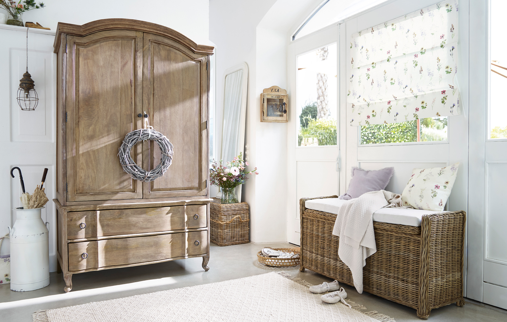 Interno accogliente in stile rustico con armadio in legno e panca in vimini da materiali naturali