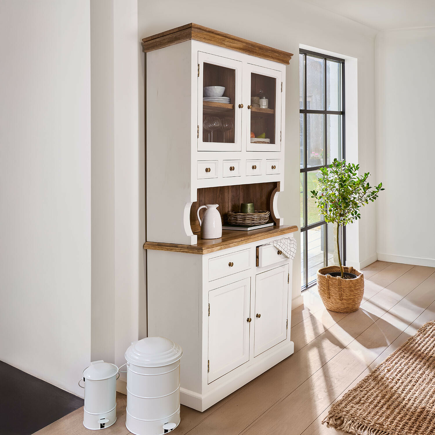 Credenza Kenwick Credenza in legno bianco con piano naturale e ante in vetro in ambiente luminoso e soleggiato