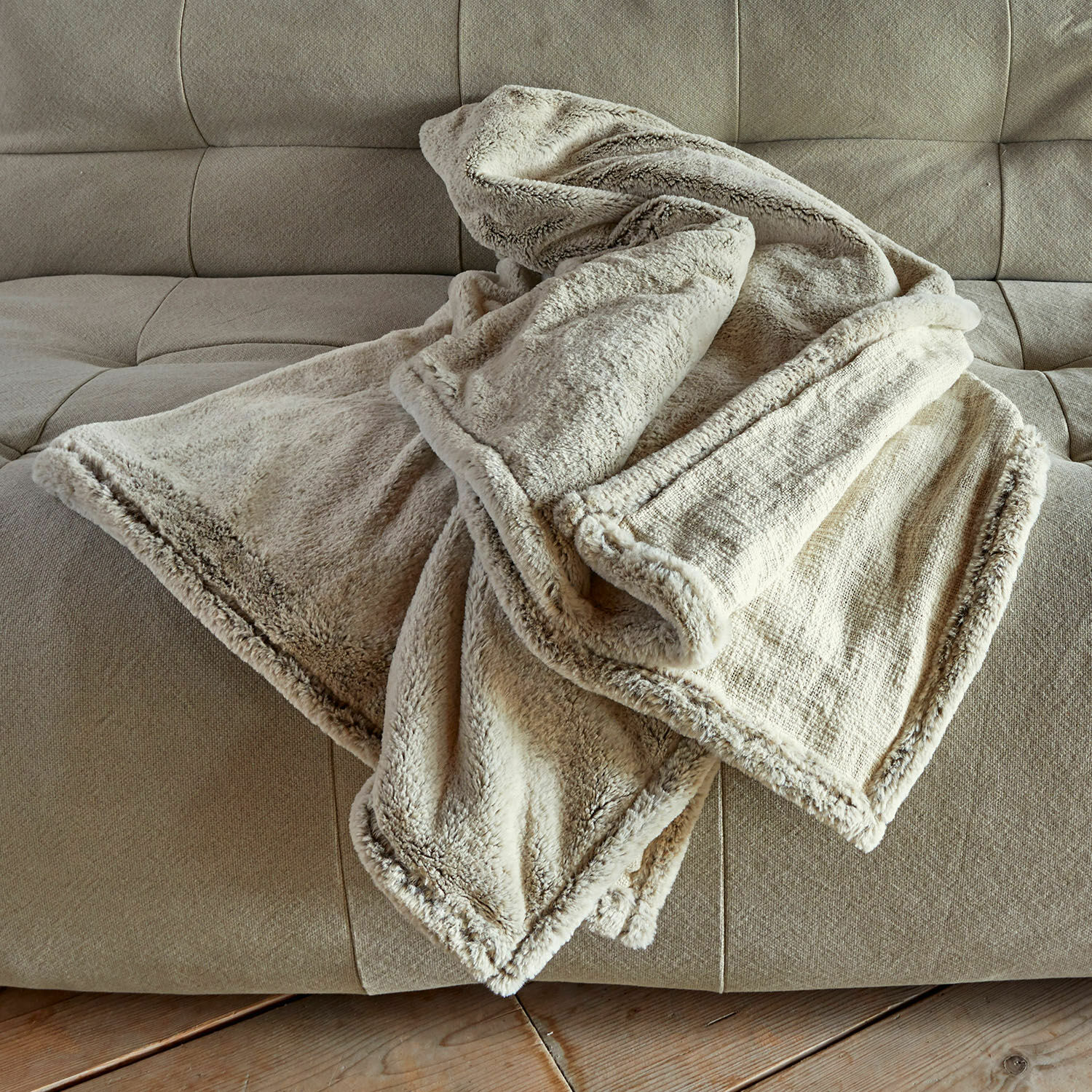 Plaid Newman Morbida coperta crema con bordo in pelliccia sintetica su divano beige per un ambiente accogliente