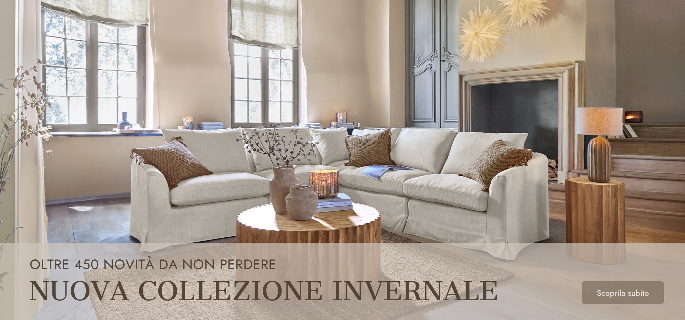 Divano angolare beige in tessuto in soggiorno luminoso con tavolino in legno e decorazioni naturali
