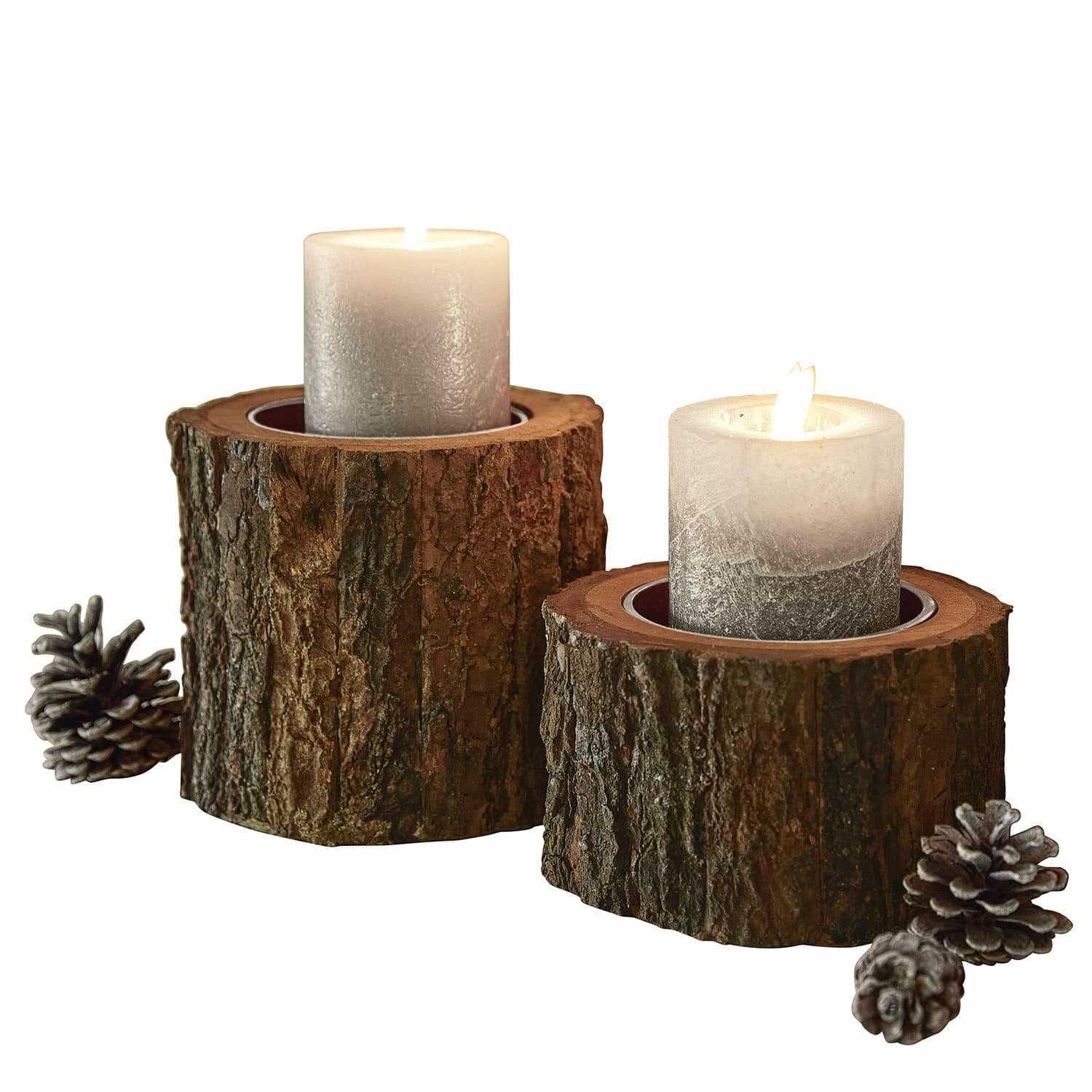 Coppia di portacandele Raymond Due portacandele in legno naturale con candele grigie e pigne, decorazione rustica per interni