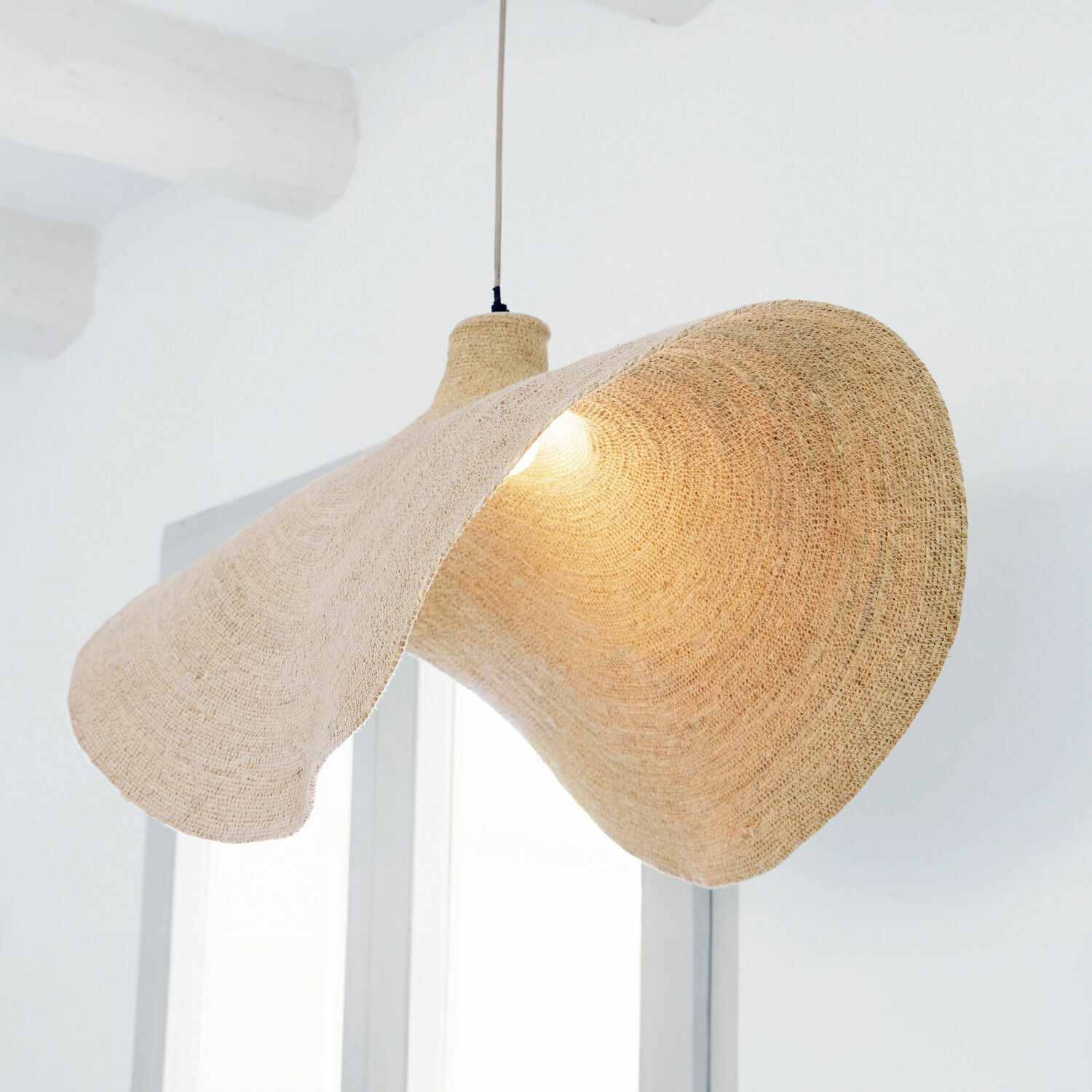 Lampada a sospensione Thaon Lampada a sospensione in materiale naturale beige con design ondulato per interni moderni