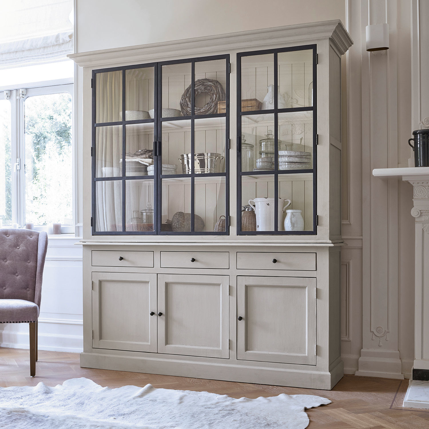 Credenza Thilot Grande vetrina in legno beige con ante in vetro e cassetti per riporre oggetti in soggiorno