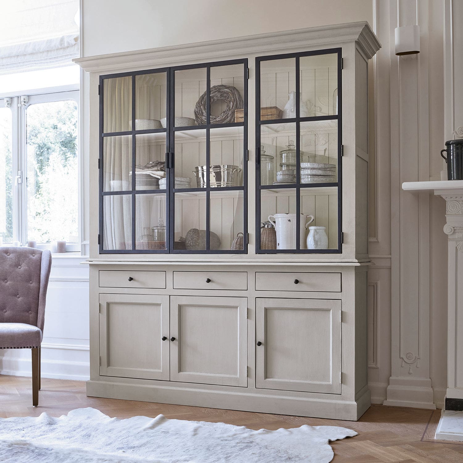 Credenza Thilot Grande vetrina in legno beige con ante in vetro e cassetti per riporre oggetti in soggiorno