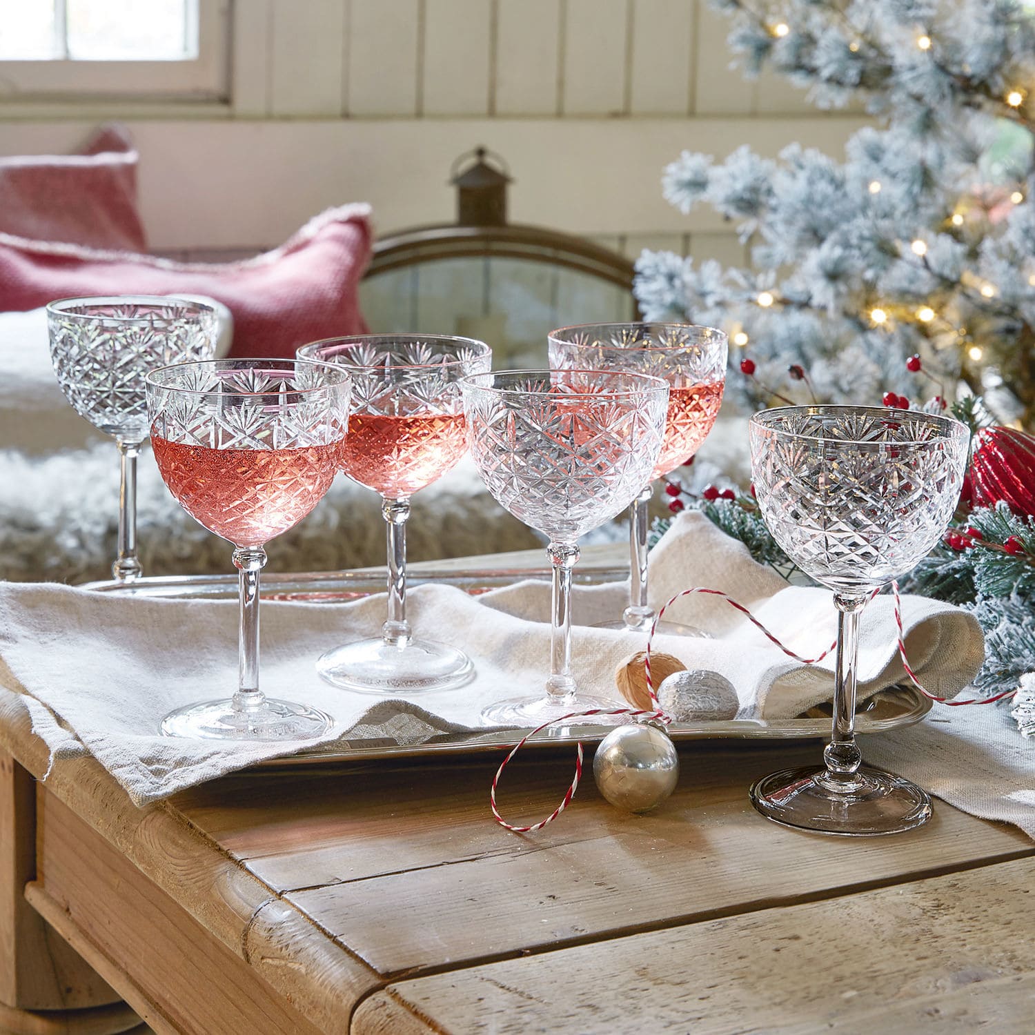 Set di 6 calici per spumante Olite Set di sei calici in cristallo con motivo inciso, alcuni con vino rosato, decorazione natalizia