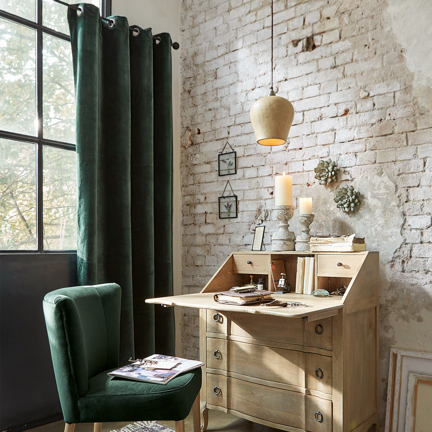 Tenda Miko Scrivania in legno con cassetti e sedia in velluto verde vicino a finestra con tende