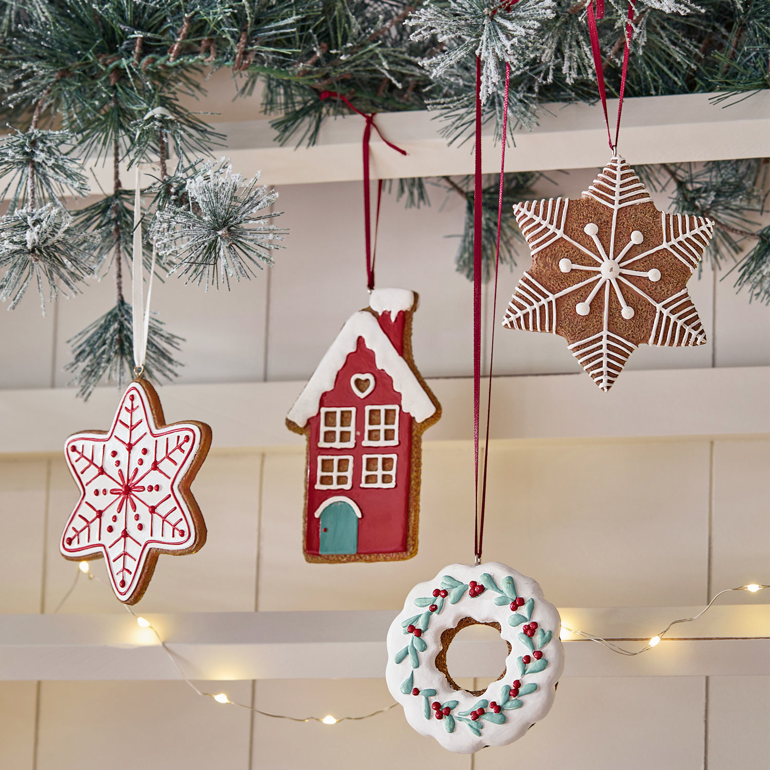 Set di 4 decorazioni da appendere Hestur Decorazioni natalizie di pan di zenzero a forma di stella, casa e corona con glassa colorata appese
