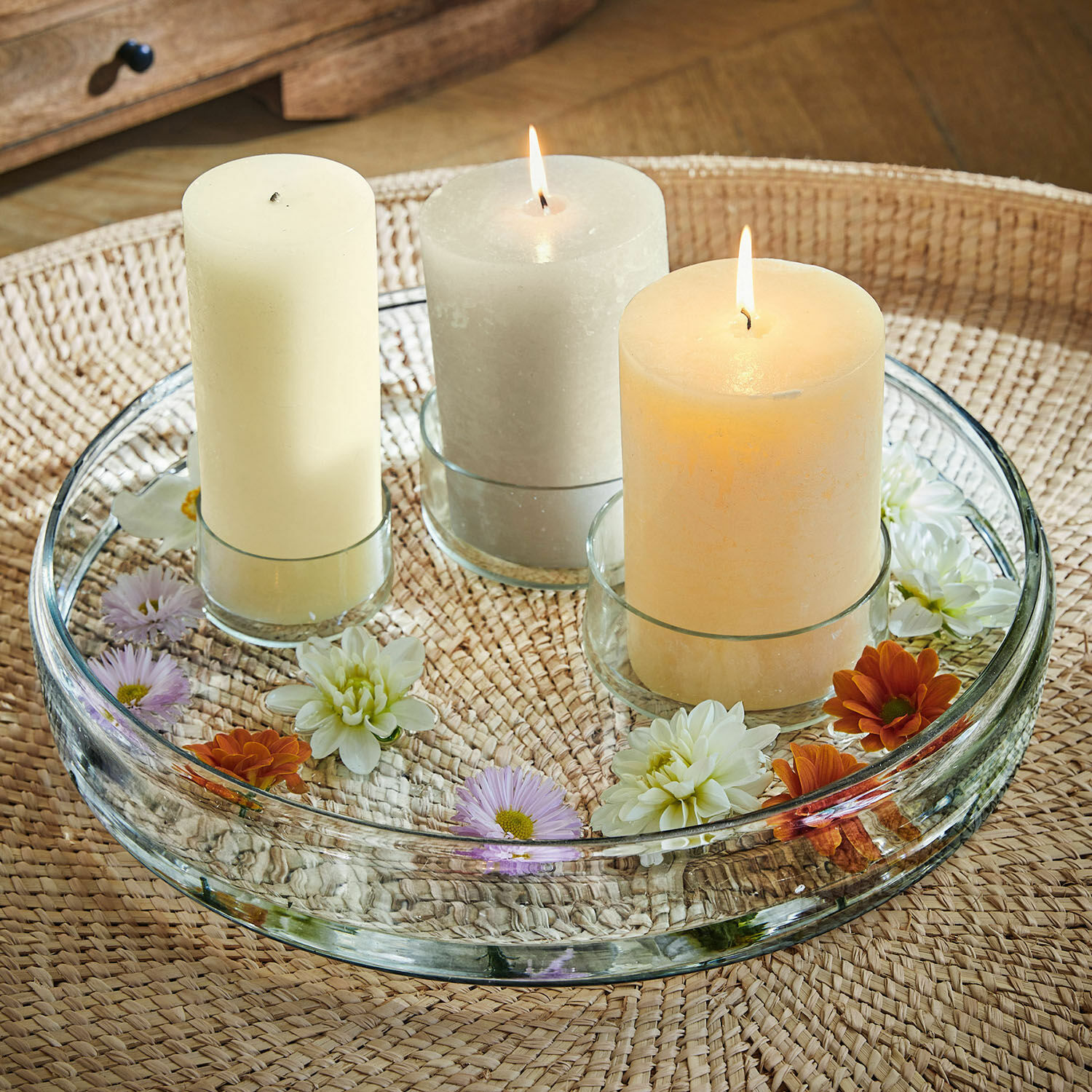 Set di 3 candele Salis Tre candele in portacandele di vetro su vassoio trasparente con fiori, decorazione da tavolo