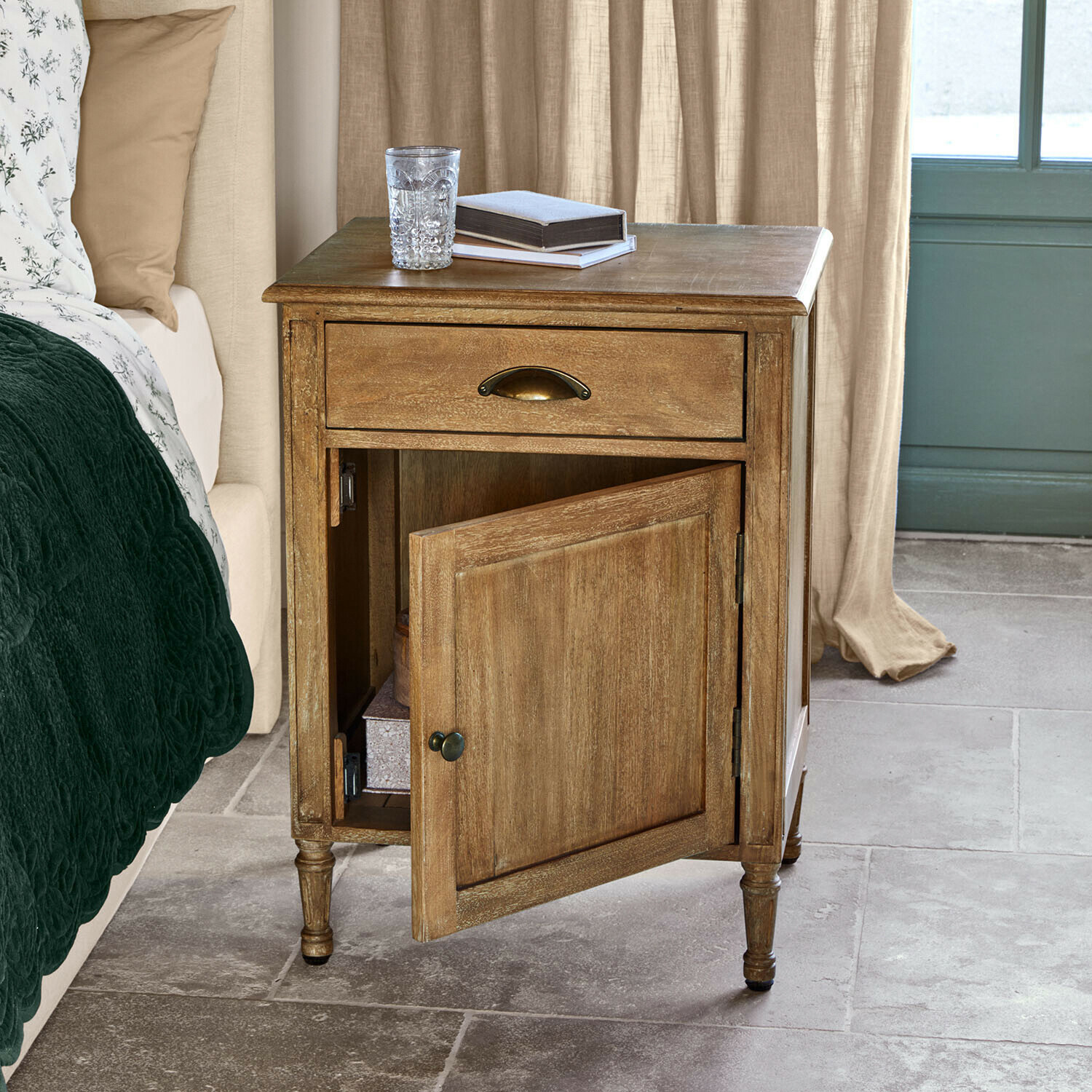 Comodino Mirevaux Comodino in legno colore naturale con cassetto e porta aperta, mobile per camera da letto