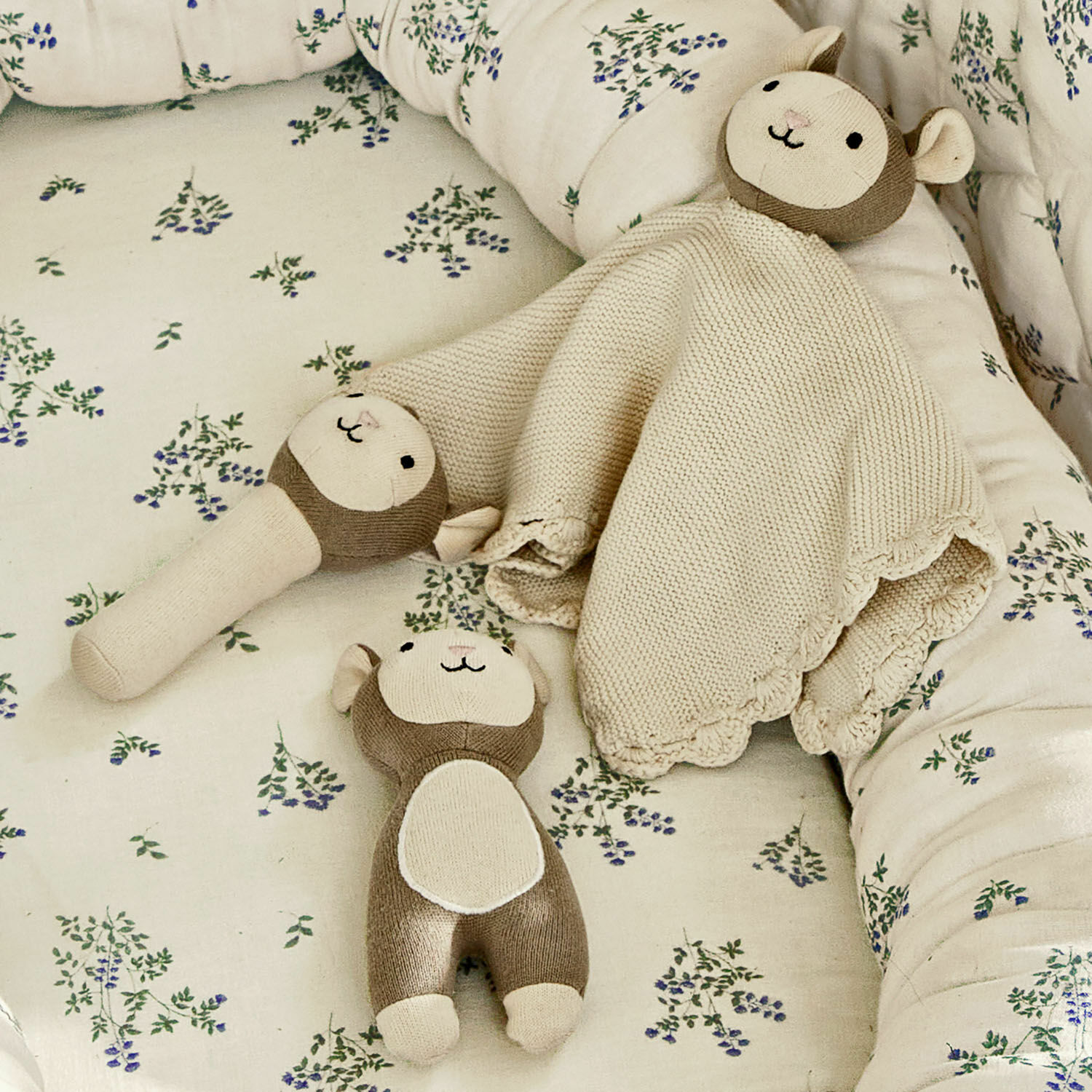 Set di 3 peluche Playfulo Set di peluche beige e marrone su biancheria da letto floreale per bambini
