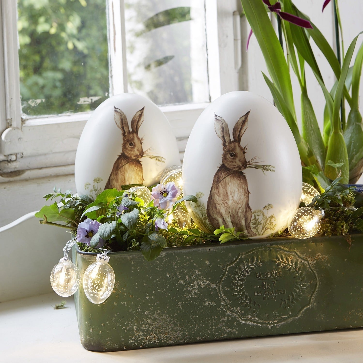 Coppia di uova di Pasqua Rubie Uova decorative bianche con coniglio stampato in vaso verde con fiori e luci LED