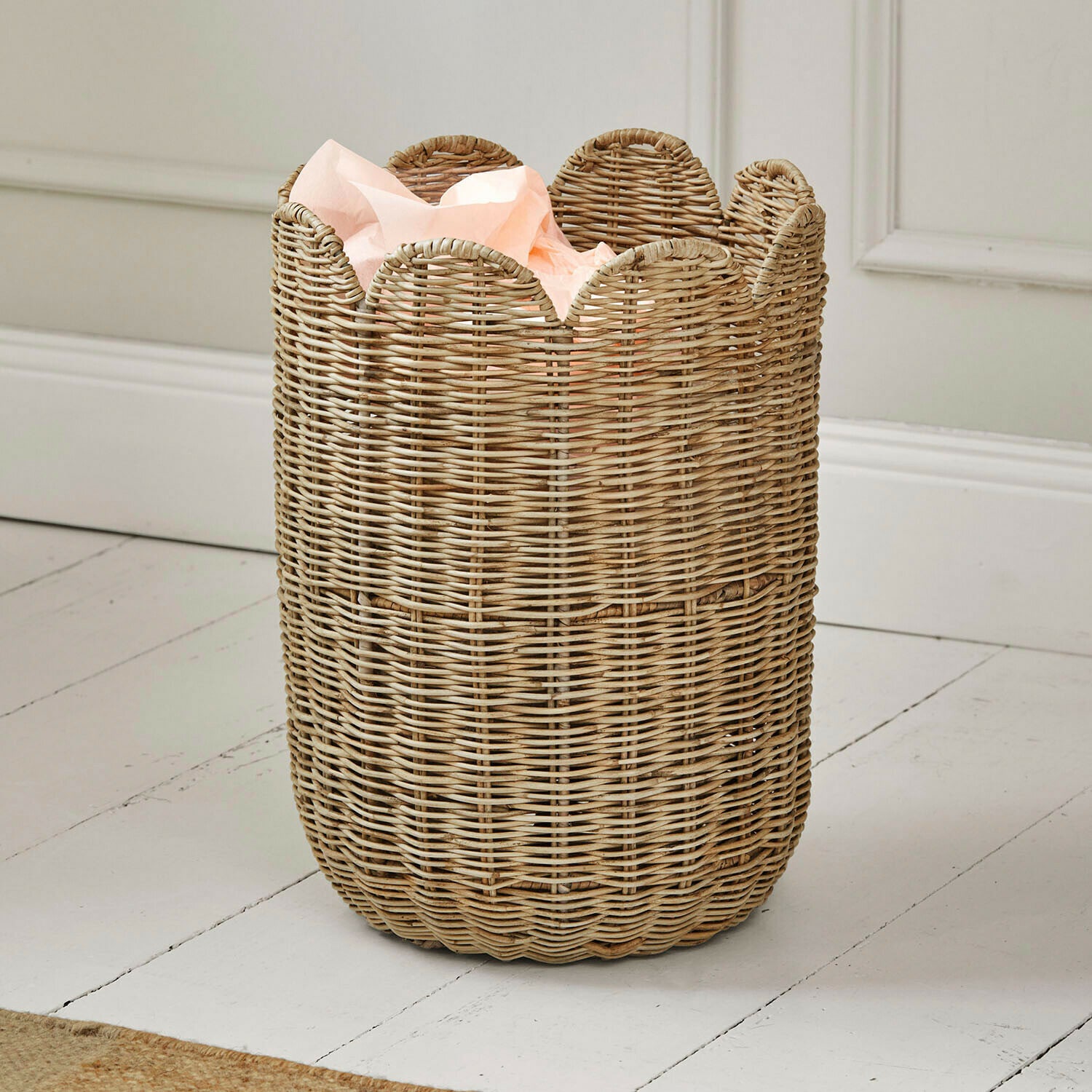 Cesto Cévoline Cesto rotondo in rattan naturale con bordo ondulato, perfetto per riporre oggetti in casa