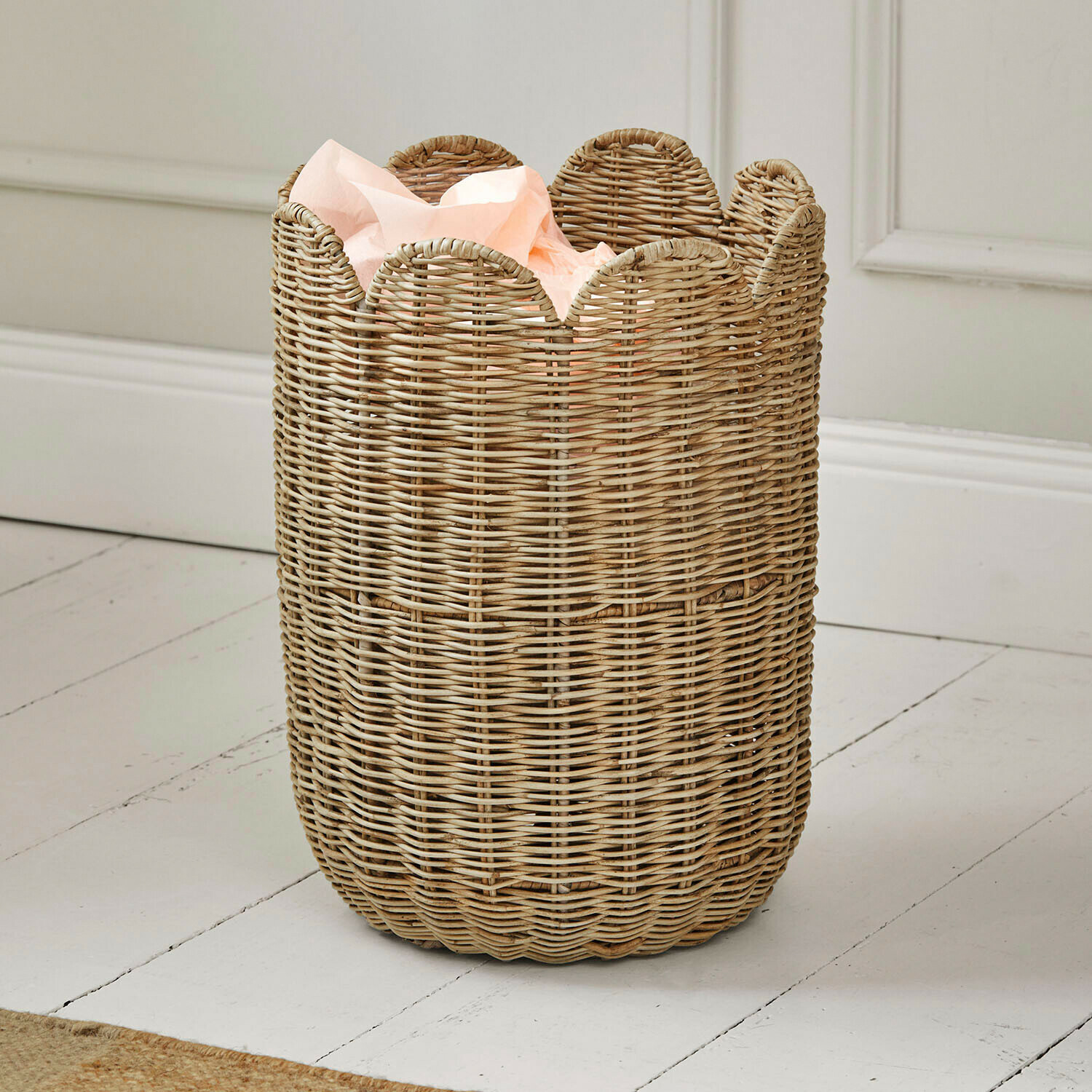 Cesto Cévoline Cesto rotondo in rattan naturale con bordo ondulato, perfetto per riporre oggetti in casa