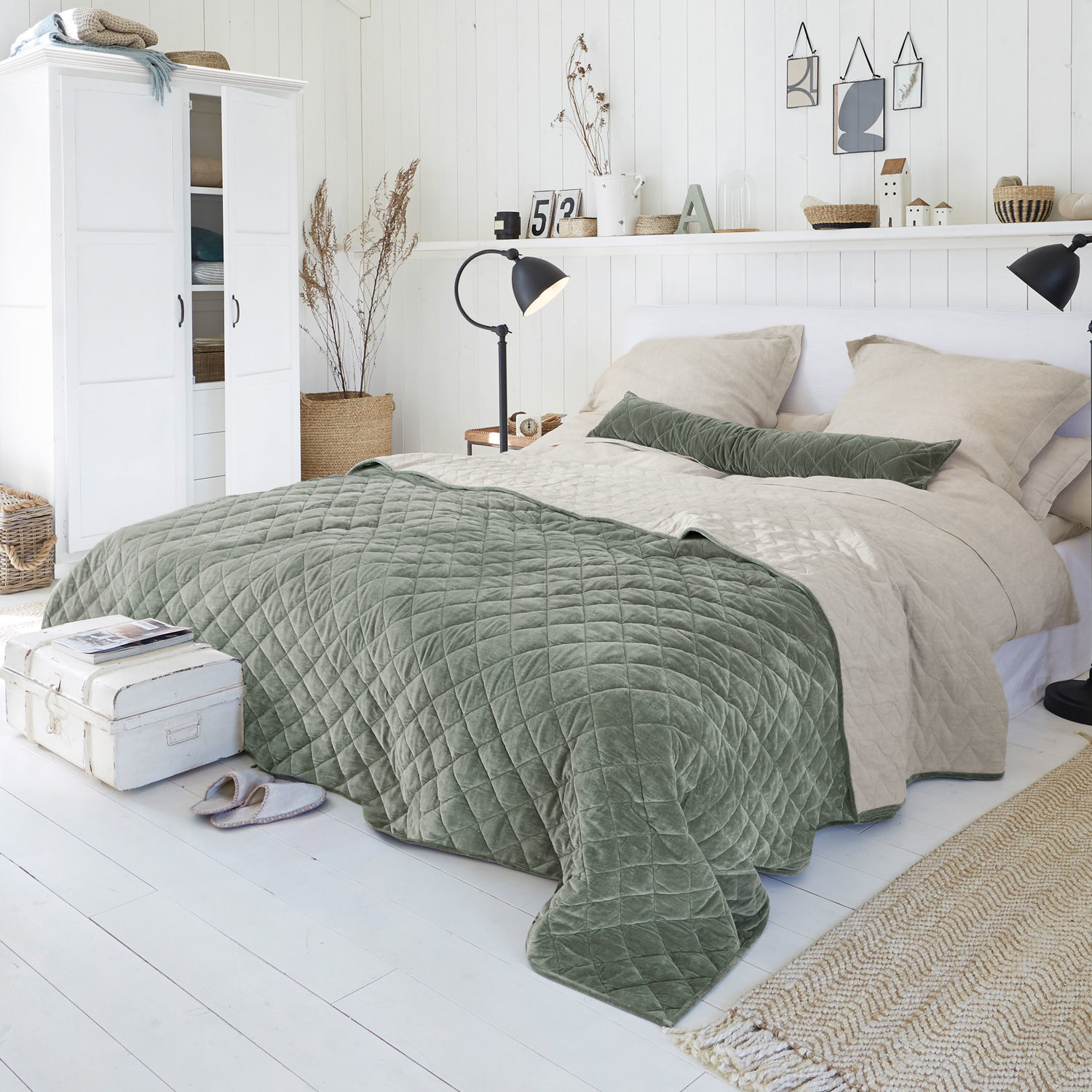 Trapunta Verdier Camera da letto accogliente con copriletto trapuntato verde e beige su letto in materiali naturali