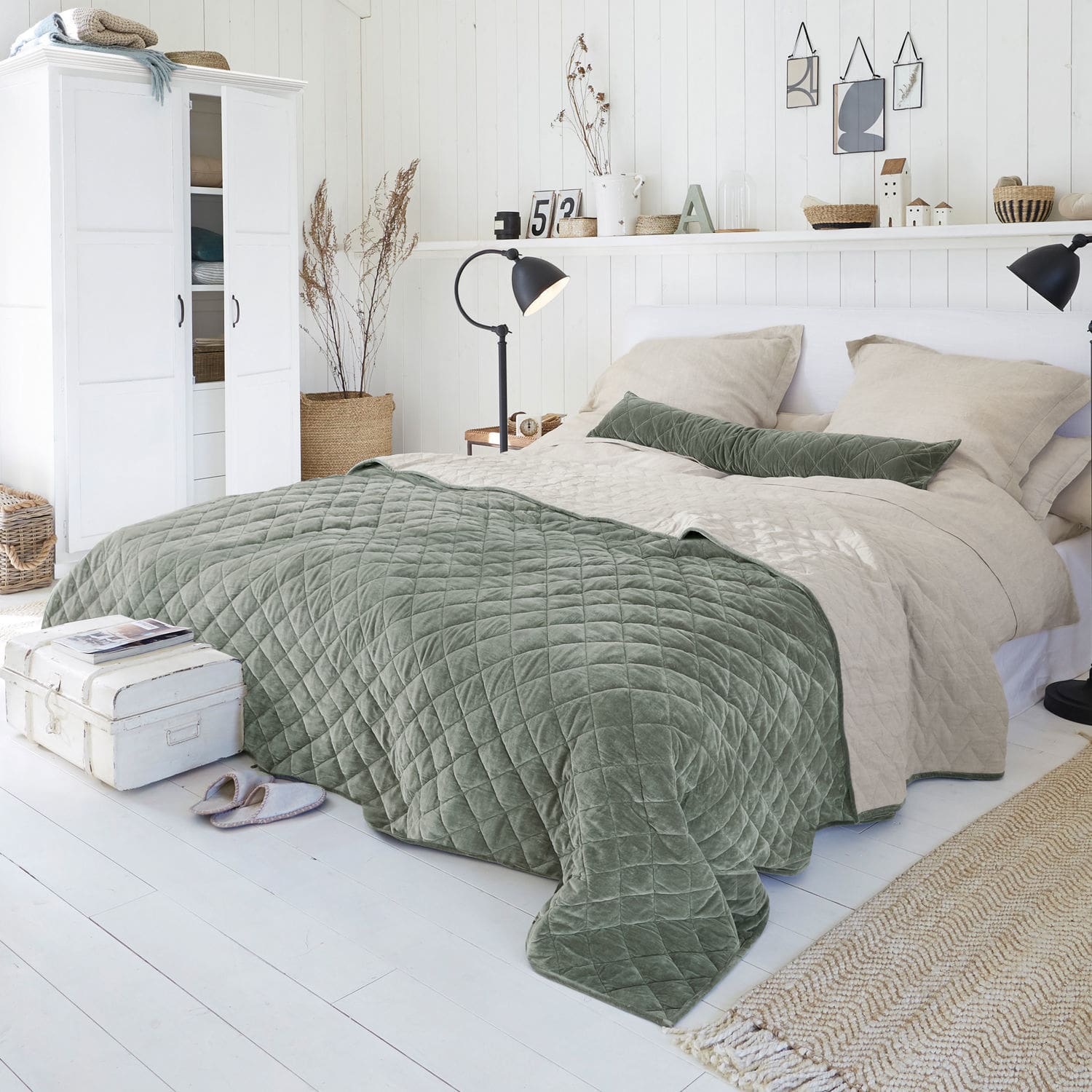 Trapunta Verdier Camera da letto accogliente con copriletto trapuntato verde e beige su letto in materiali naturali