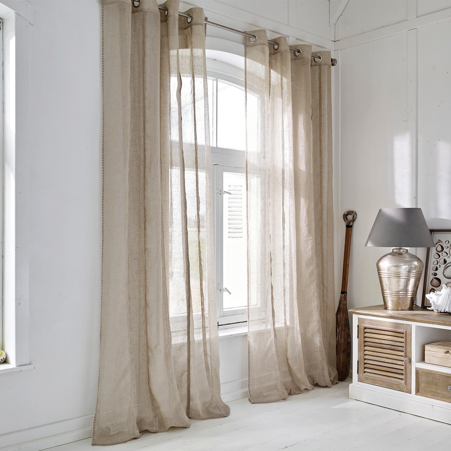 Tenda Blanchy Tenda beige in lino naturale, leggera e trasparente, ideale per ambienti luminosi