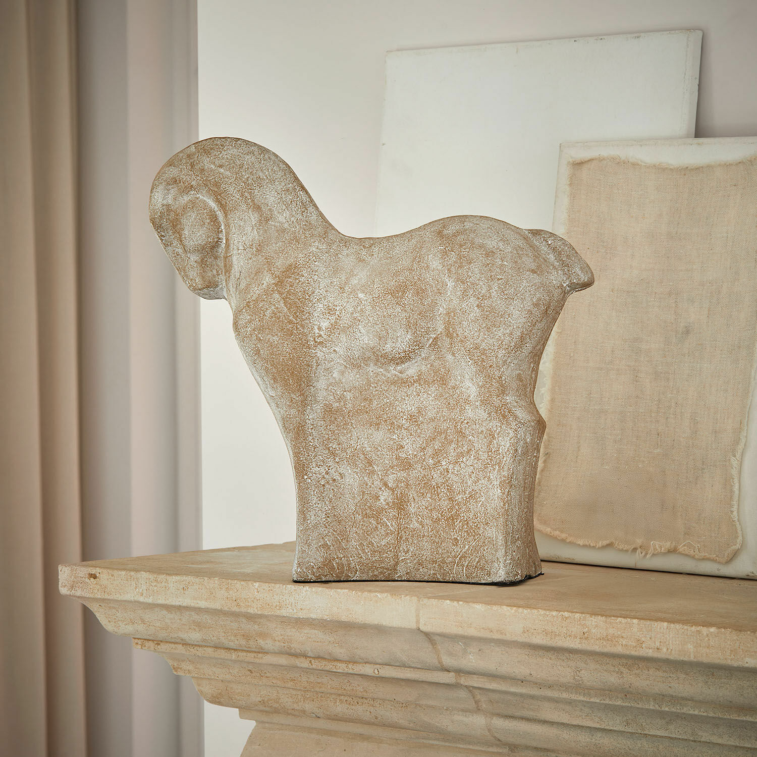 Cavallo decorativo Vionello Scultura decorativa di cavallo in pietra beige su camino in pietra, stile rustico