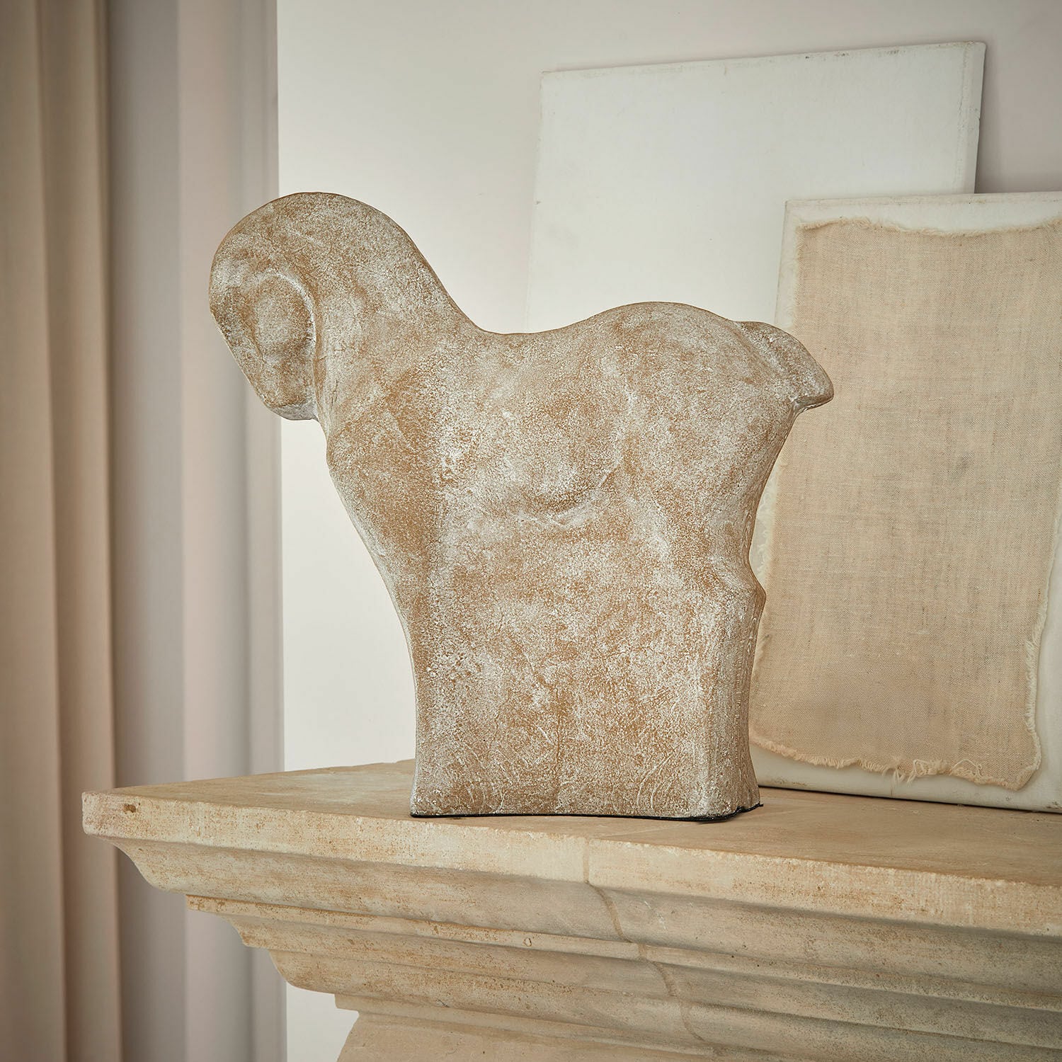 Cavallo decorativo Vionello Scultura decorativa di cavallo in pietra beige su camino in pietra, stile rustico