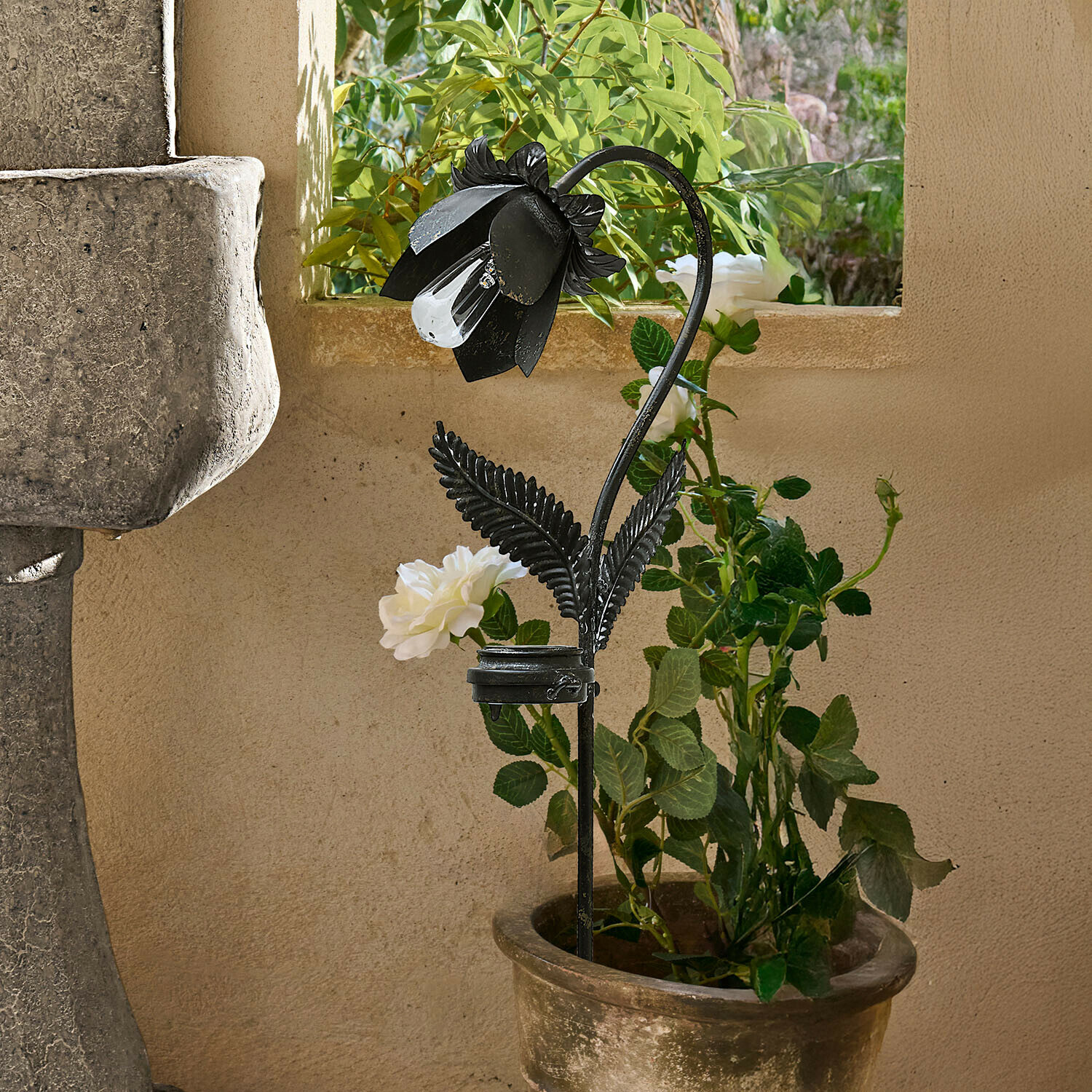 Lanterna solare Velthor Lampada da giardino nera in metallo a forma di fiore con lampadina trasparente, decorazione per piante in vaso