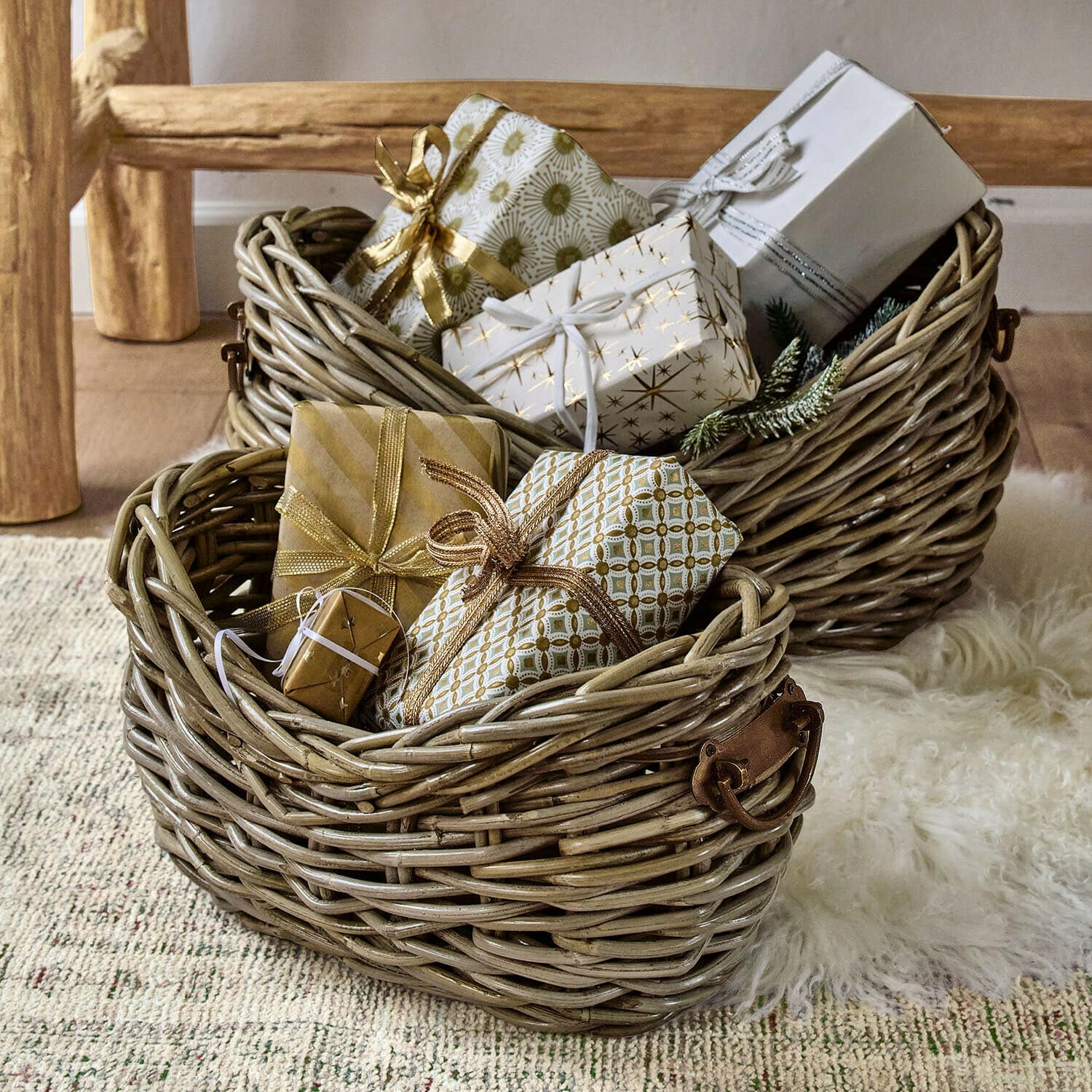 Set di 2 cestini Bellorie Due ceste in vimini naturale con regali avvolti in carta decorativa dorata e bianca