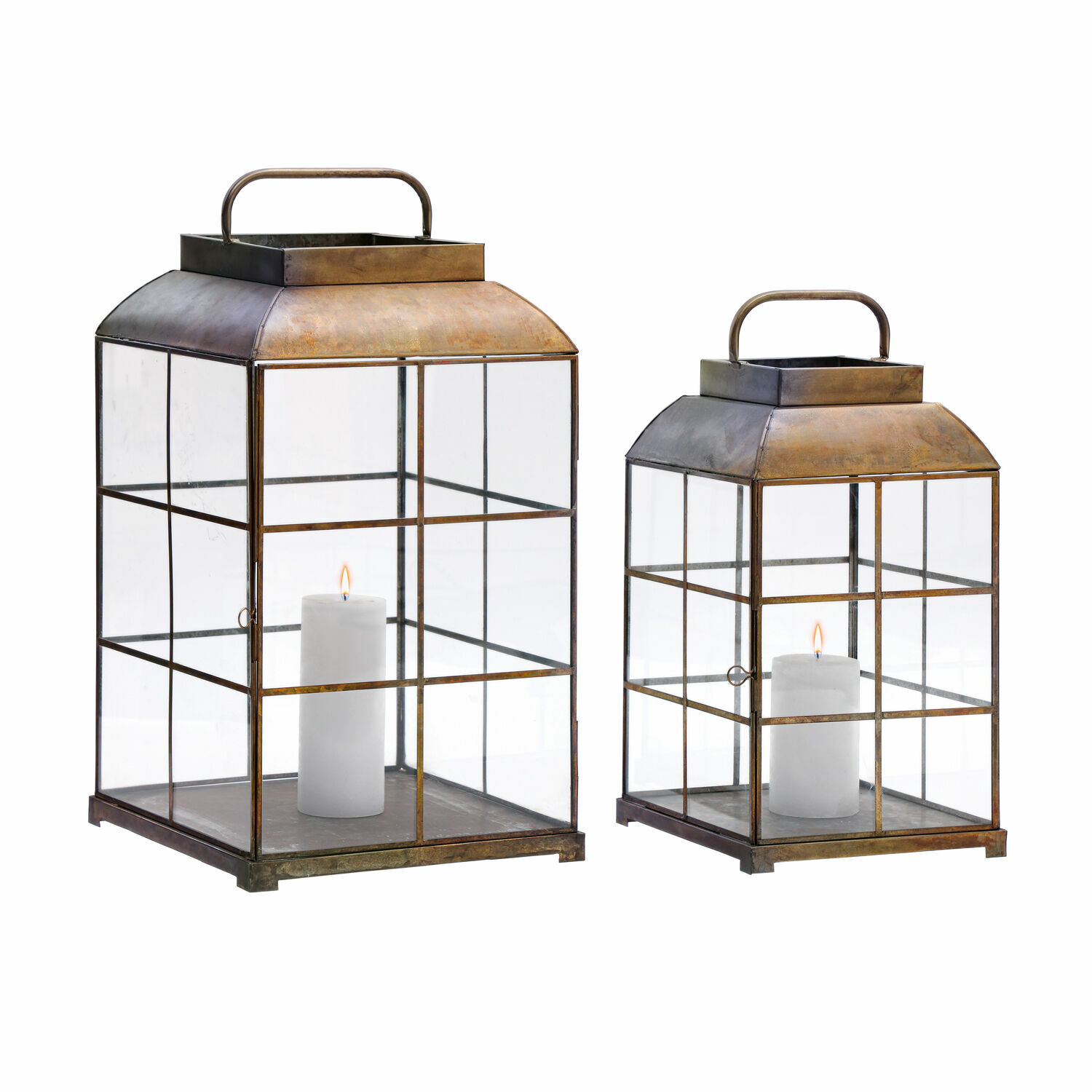 Coppia di lanterne Flavin Set di due lanterne in metallo color ottone con candele bianche per decorazione interna ed esterna