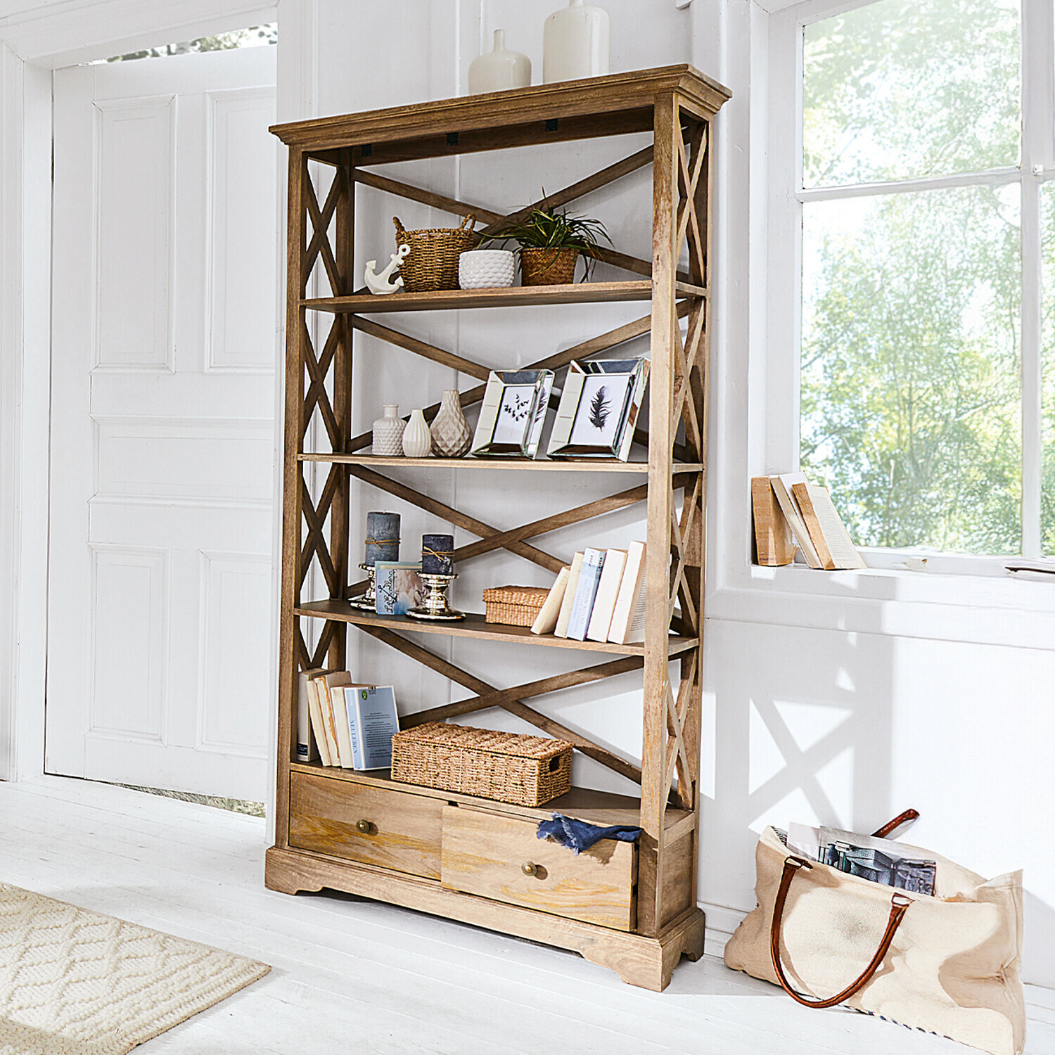 Scaffale Vélu Libreria in legno naturale con cassetti, decorazioni e libri in ambiente luminoso